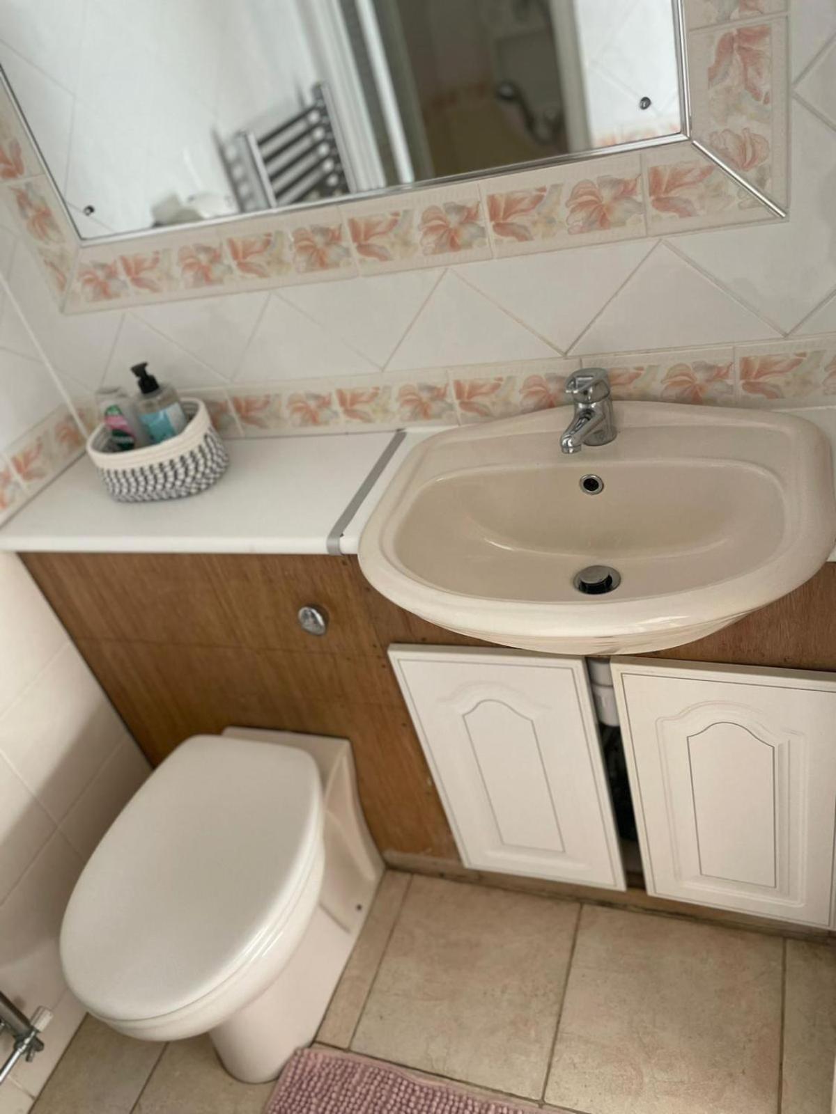 Spacious 4 Bedroom Detached 5 Min From Centre Ideally For Contractors Large Families Or Get Togethers Peterborough