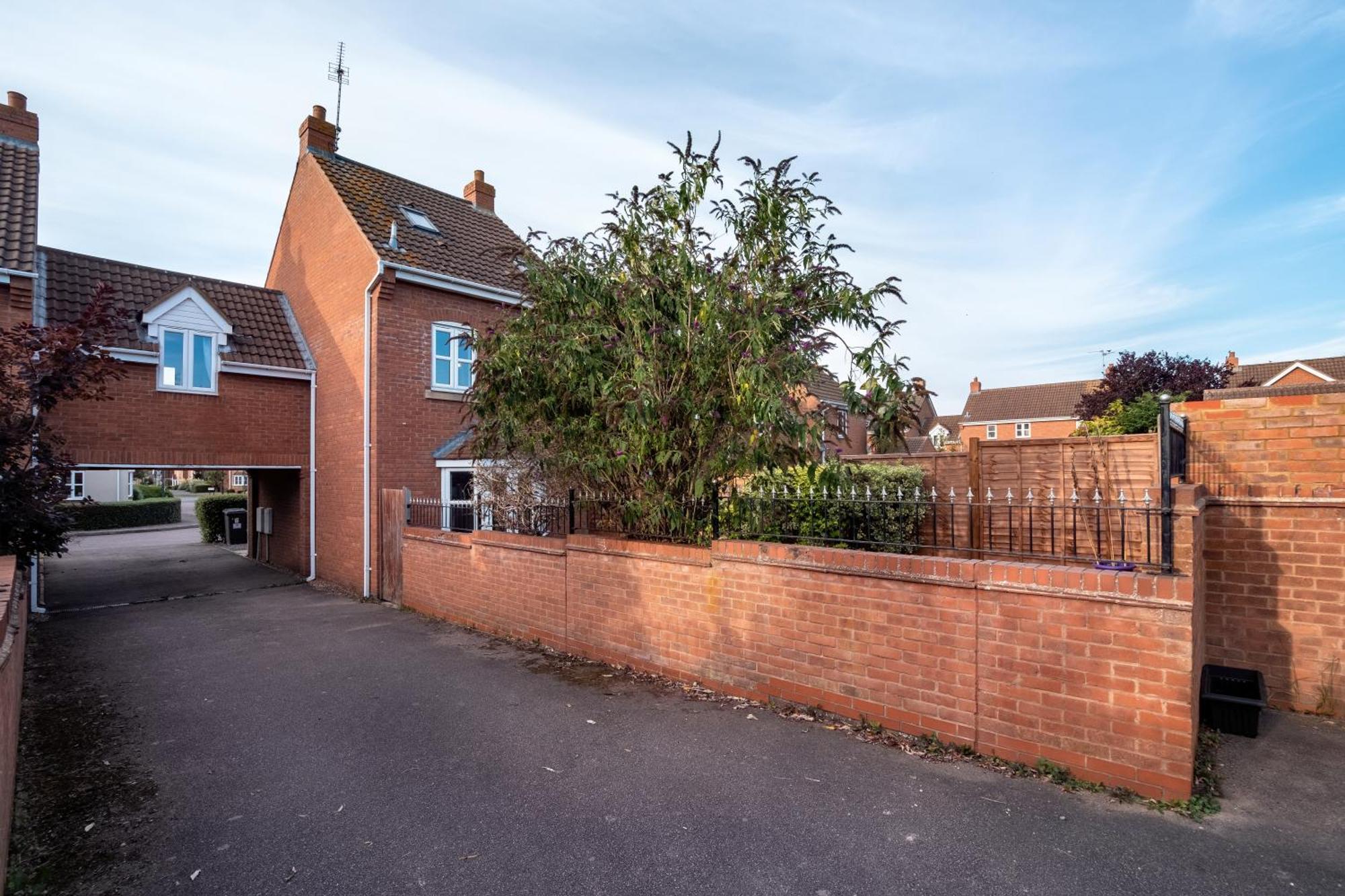 Spacious, 3 Bedroom, 3 Bath, Sleeps 7 Holiday home Peterborough