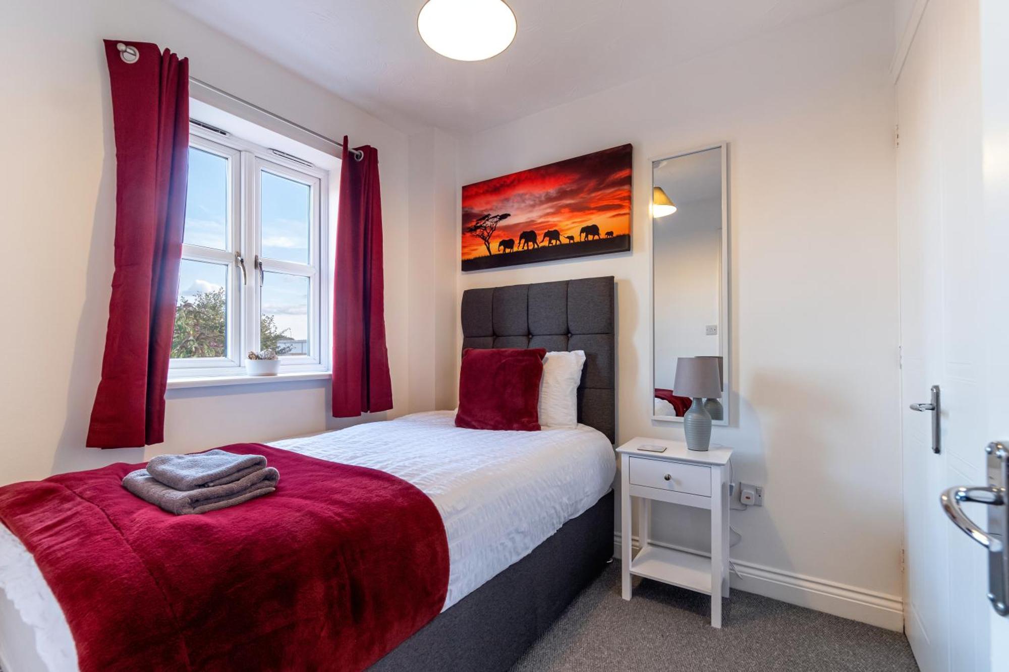 Spacious, 3 Bedroom, 3 Bath, Sleeps 7 * Peterborough