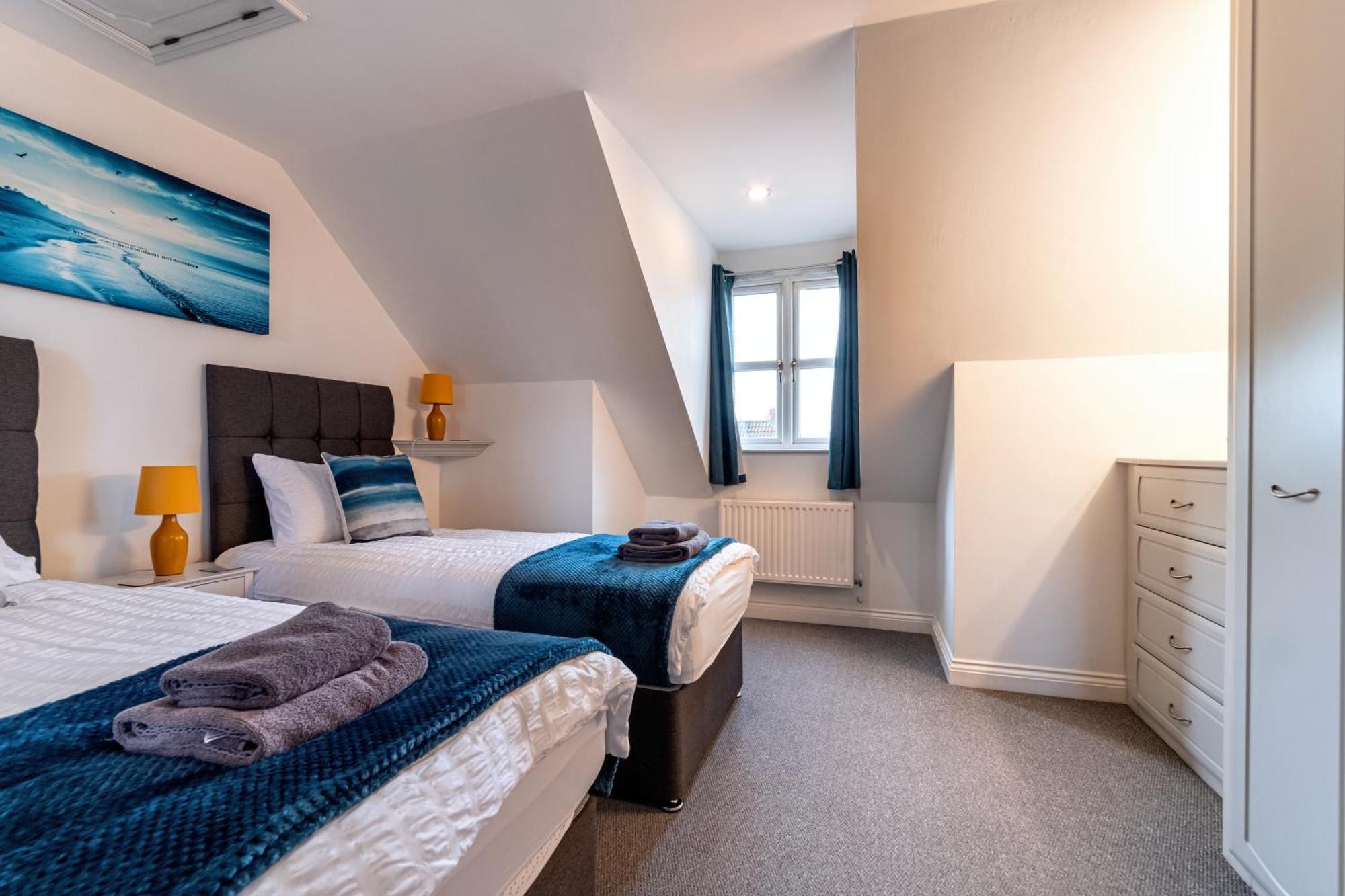 Spacious, 3 Bedroom, 3 Bath, Sleeps 7 *