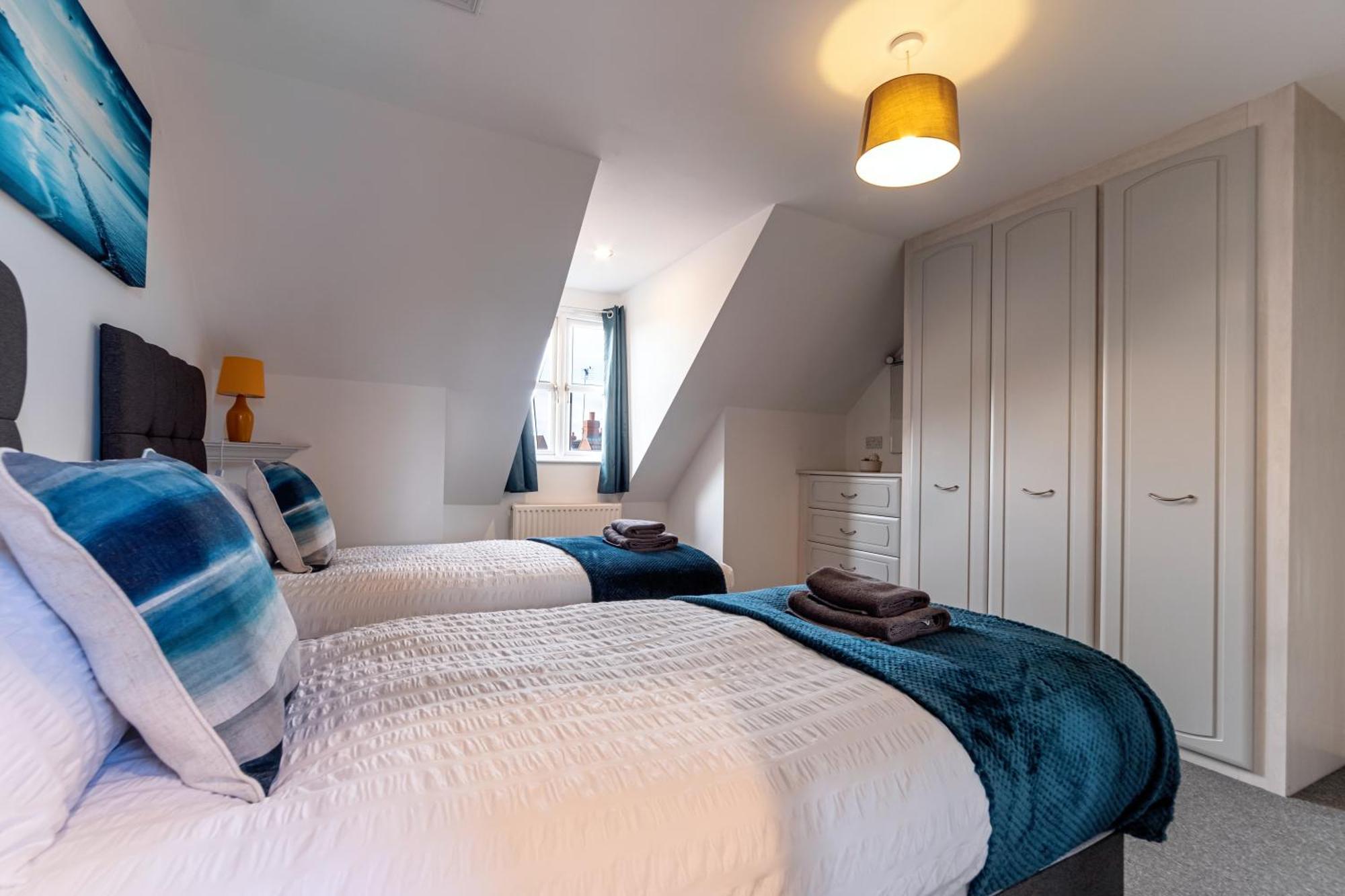 Spacious, 3 Bedroom, 3 Bath, Sleeps 7 *