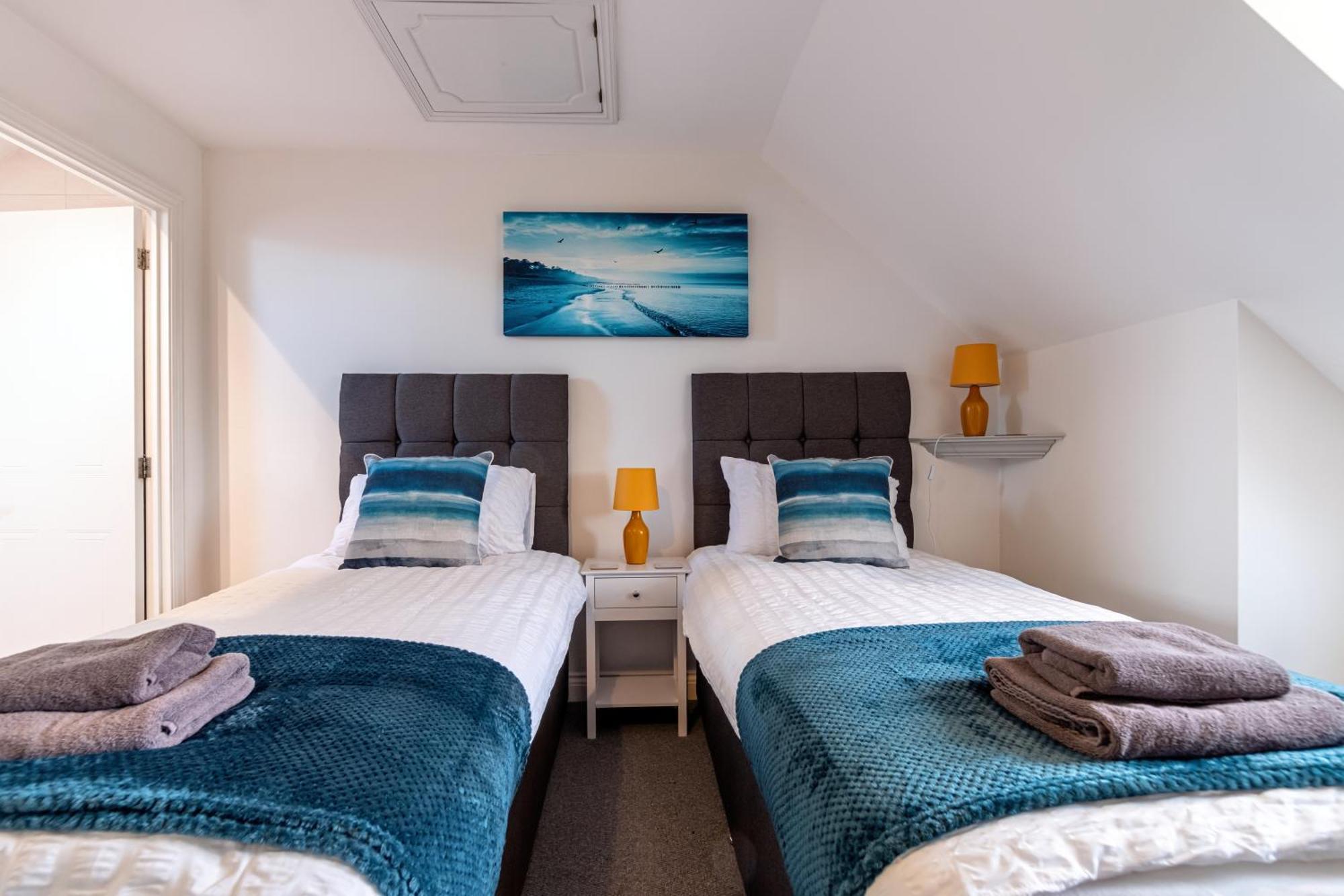 Spacious, 3 Bedroom, 3 Bath, Sleeps 7 * Peterborough
