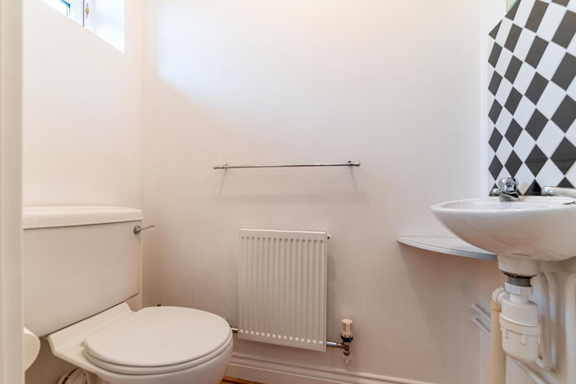 Spacious, 3 Bedroom, 3 Bath, Sleeps 7 *