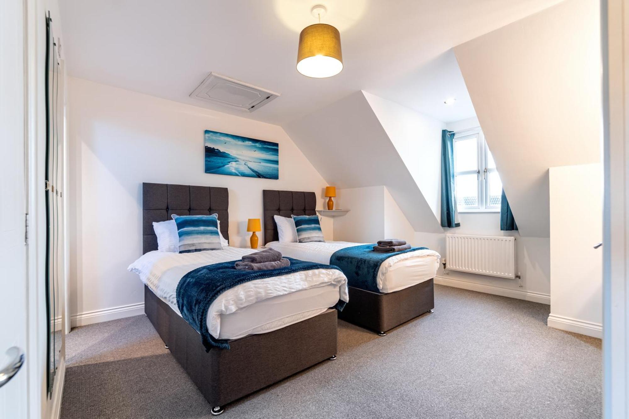 Spacious, 3 Bedroom, 3 Bath, Sleeps 7 Peterborough