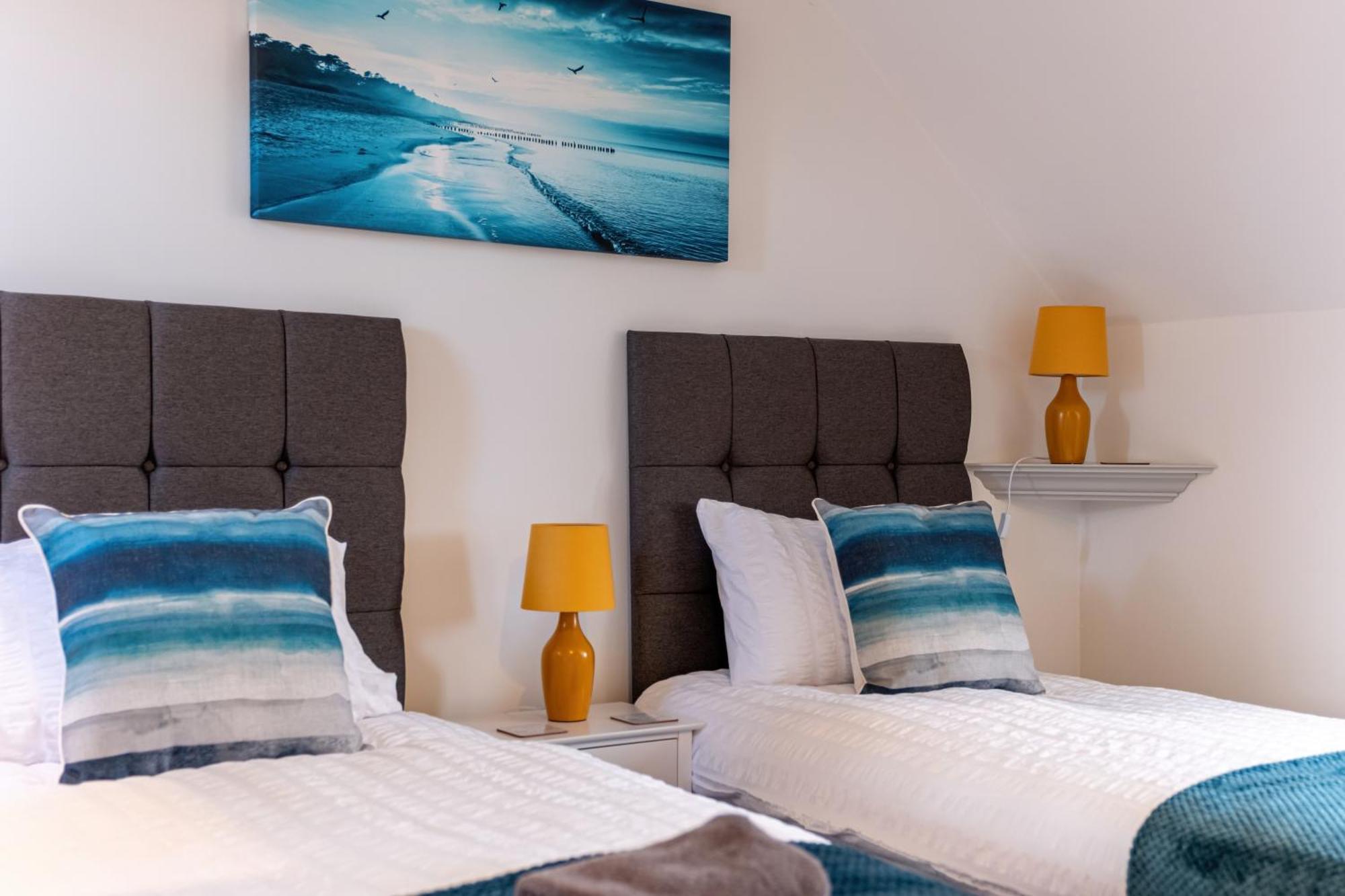 Spacious, 3 Bedroom, 3 Bath, Sleeps 7 *
