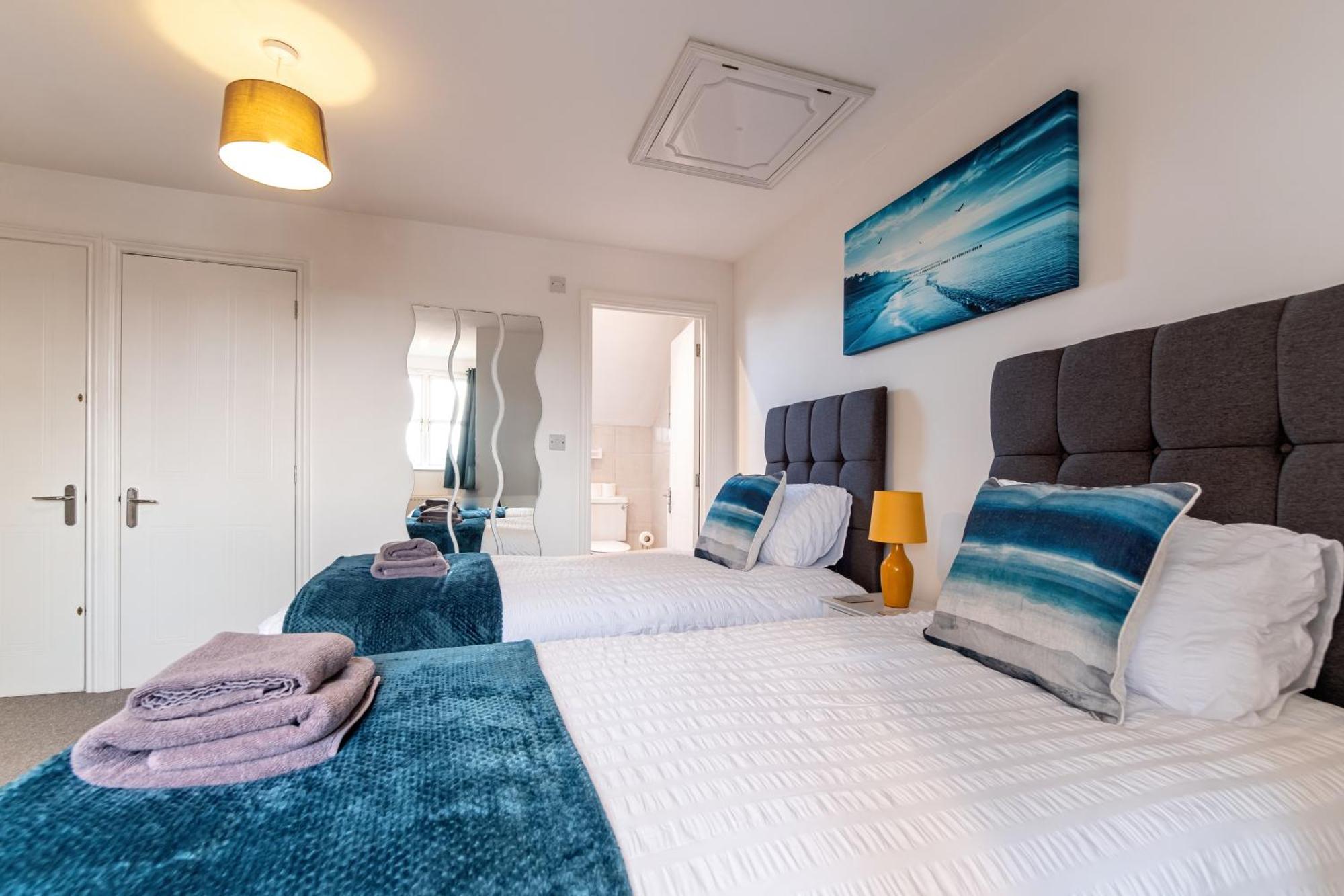 Spacious, 3 Bedroom, 3 Bath, Sleeps 7 * Peterborough