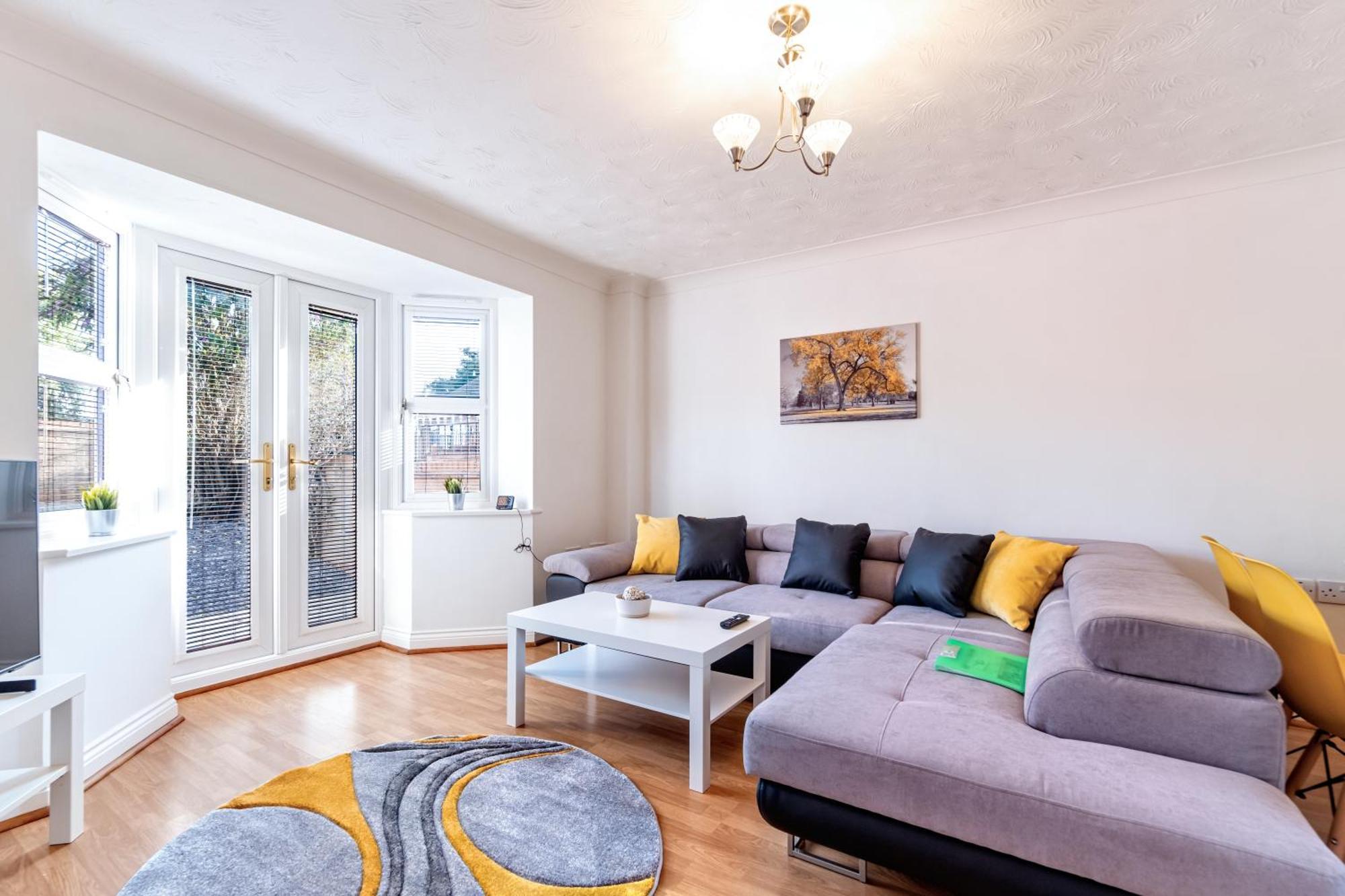 Spacious, 3 Bedroom, 3 Bath, Sleeps 7 Peterborough