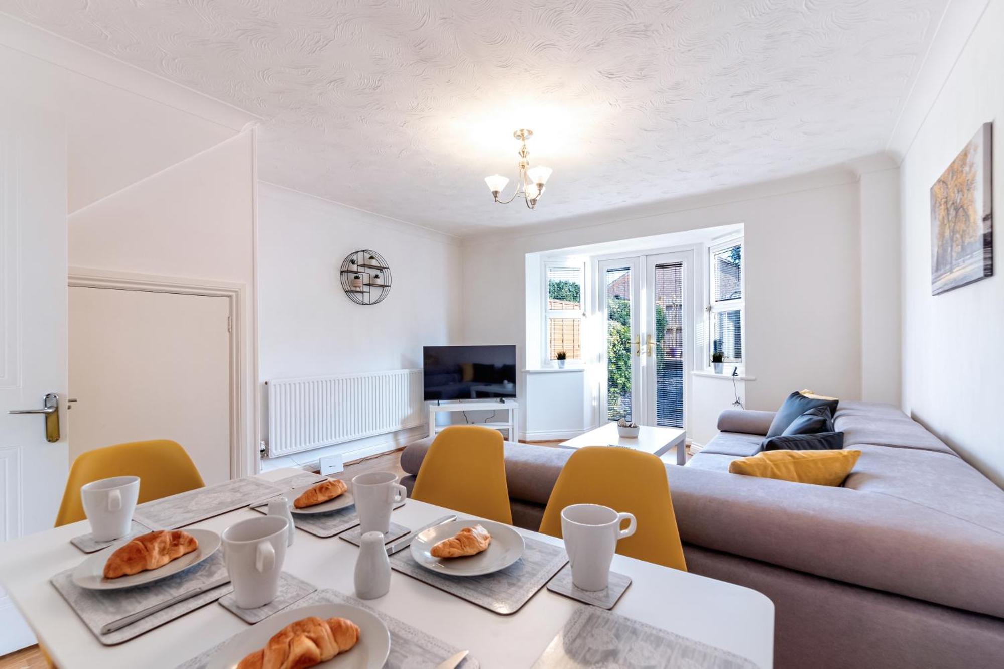 Holiday home Spacious, 3 Bedroom, 3 Bath, Sleeps 7 *