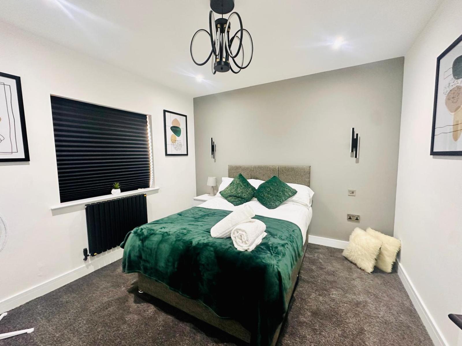 Spacious 2 Bedroom Modern Apartments - Central Location - Free Parking - Smart Tv - Washer Dryer - Built For Contractors, Consultants And Work Teams *
