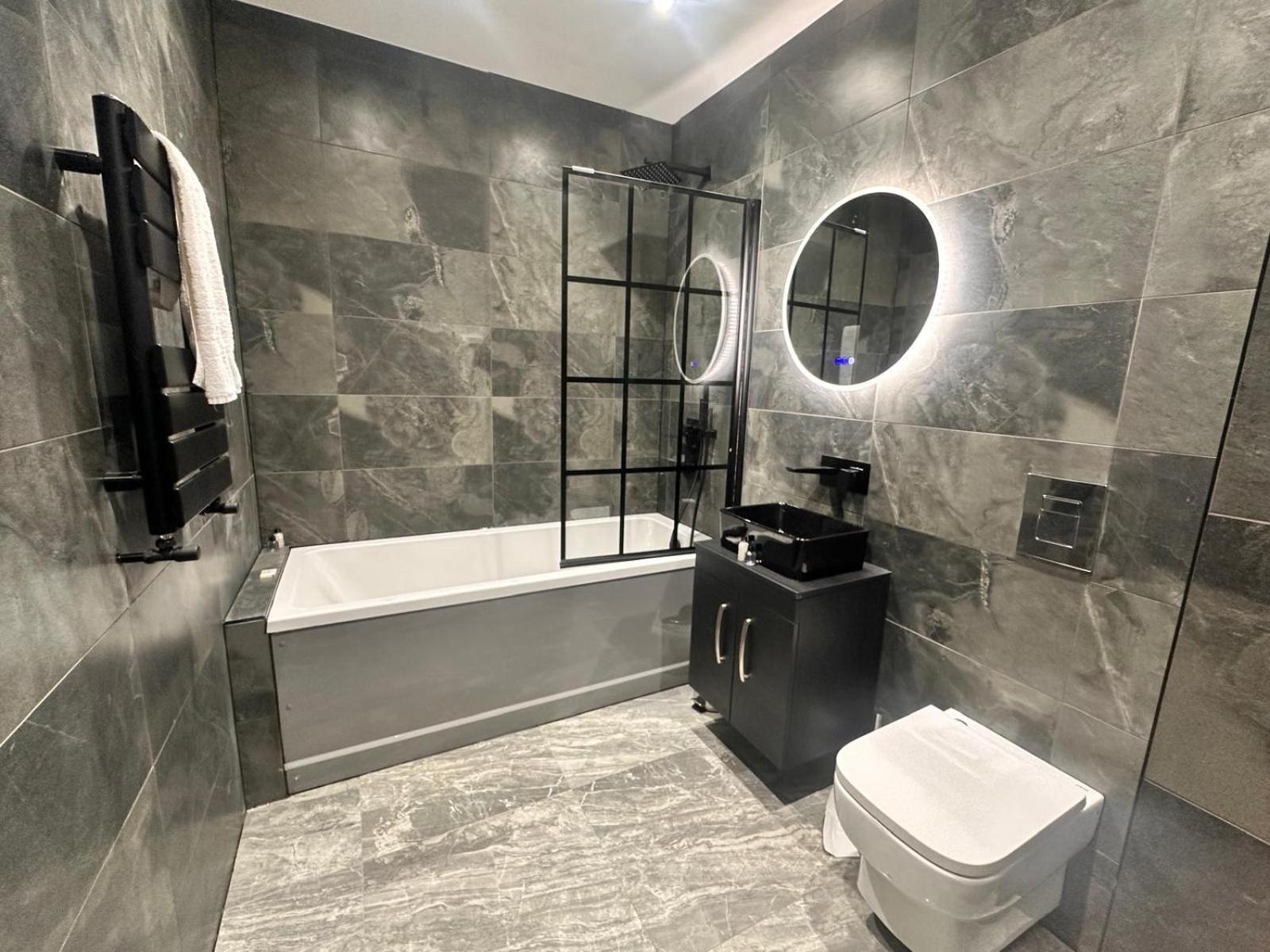 Spacious 2 Bedroom Modern Apartments - Central Location - Free Parking - Smart Tv - Washer Dryer - Built For Contractors, Consultants And Work Teams Peterborough
