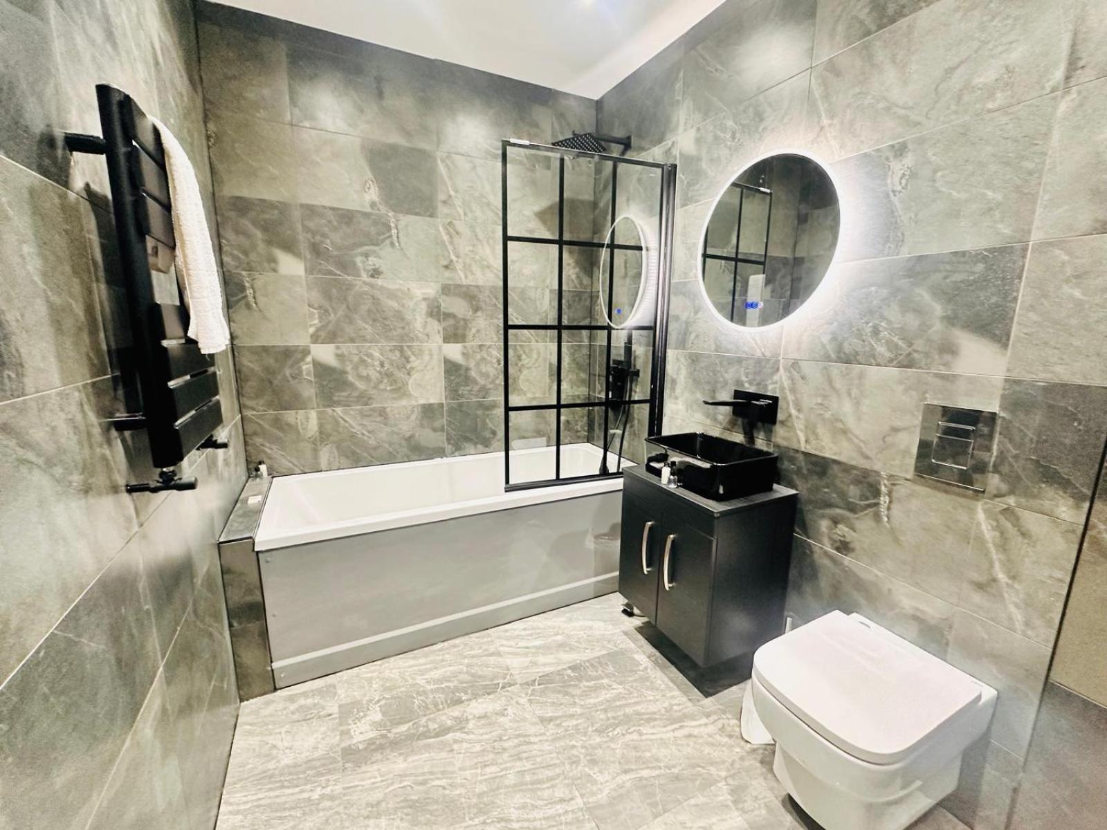 Aparthotel Spacious 2 Bedroom Modern Apartments - Central Location - Free Parking - Smart Tv - Washer Dryer - Built For Contractors, Consultants And Work Teams