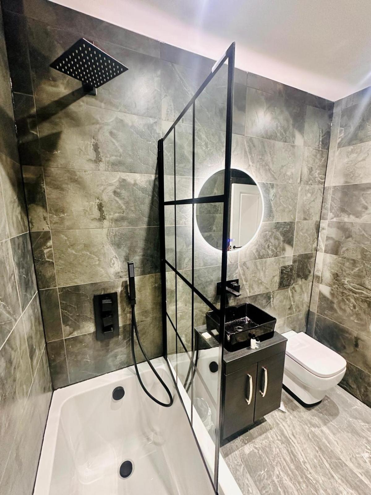Aparthotel Spacious 2 Bedroom Modern Apartments - Central Location - Free Parking - Smart Tv - Washer Dryer - Built For Contractors, Consultants And Work Teams Peterborough