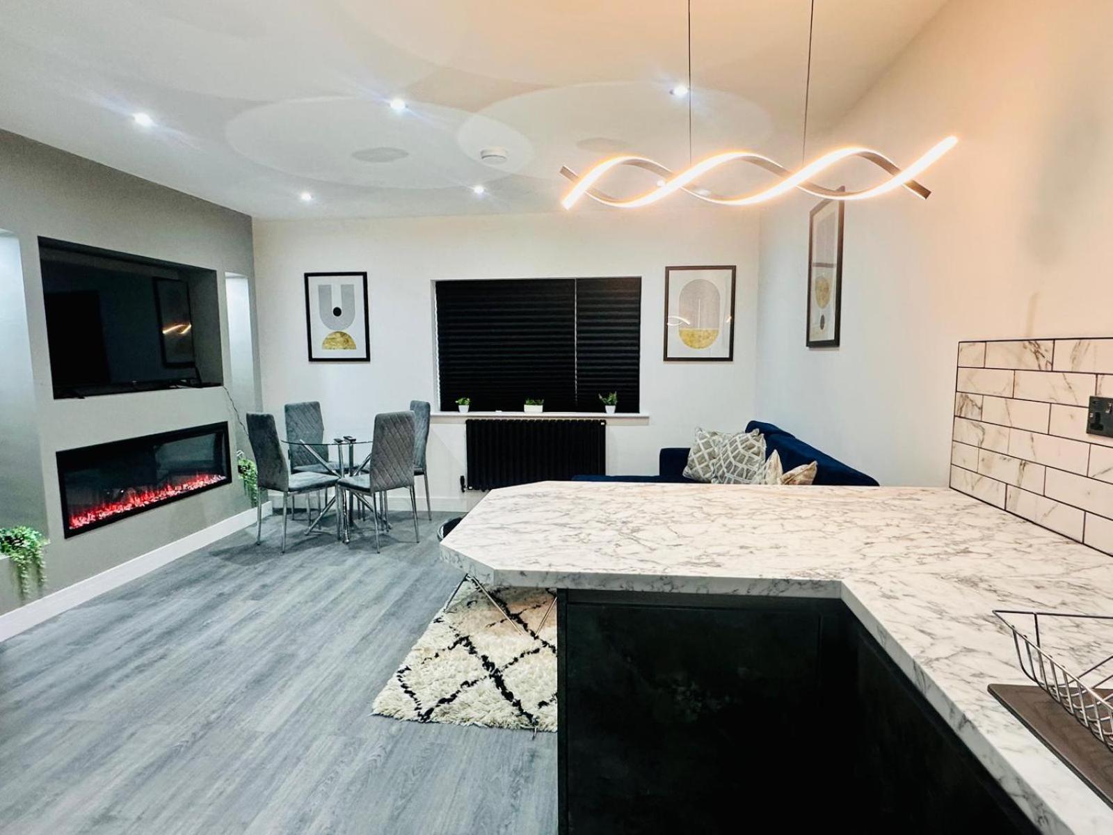 Aparthotel Spacious 2 Bedroom Modern Apartments - Central Location - Free Parking - Smart Tv - Washer Dryer - Built For Contractors, Consultants And Work Teams *