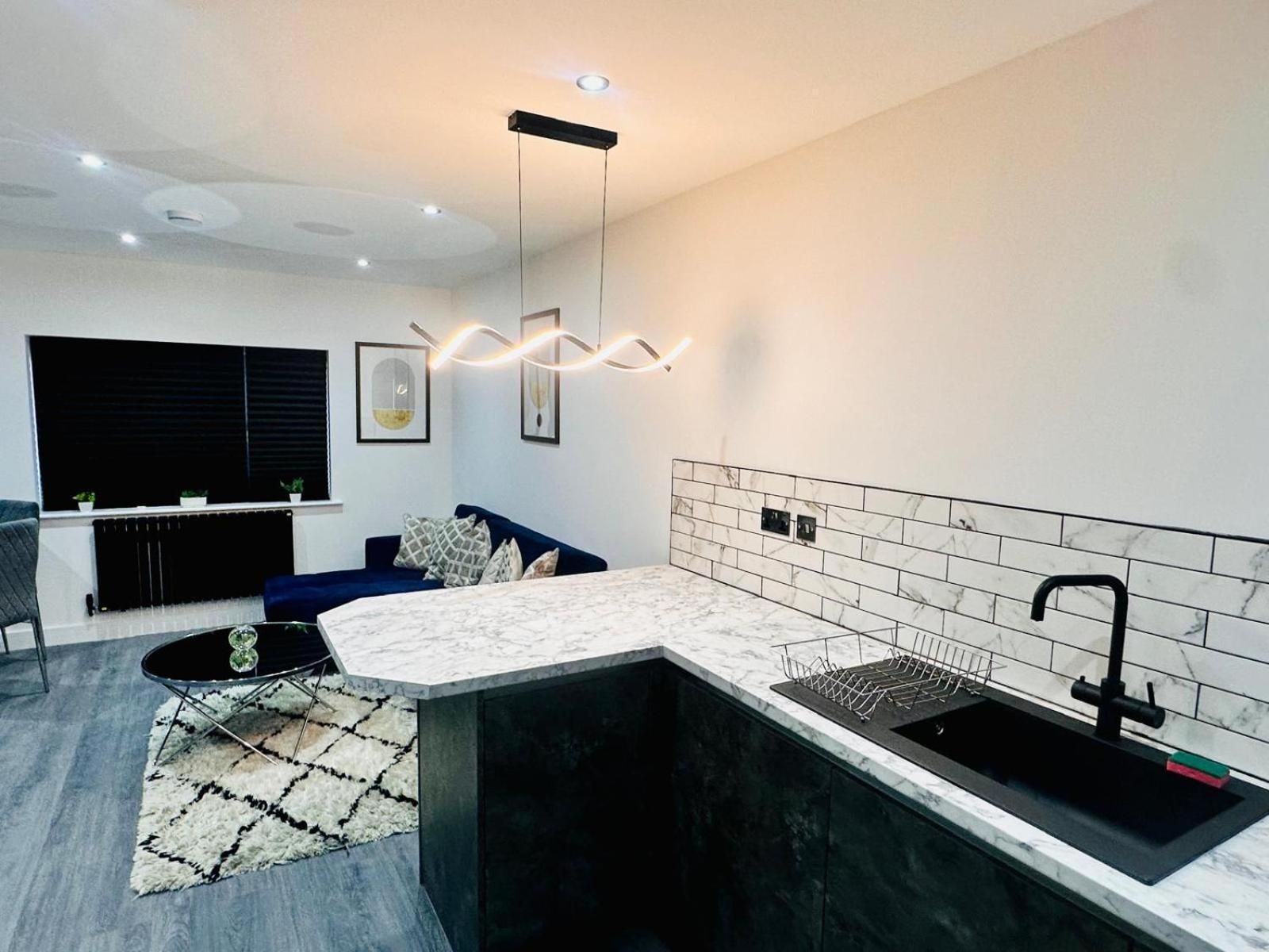 Spacious 2 Bedroom Modern Apartments - Central Location - Free Parking - Smart Tv - Washer Dryer - Built For Contractors, Consultants And Work Teams *