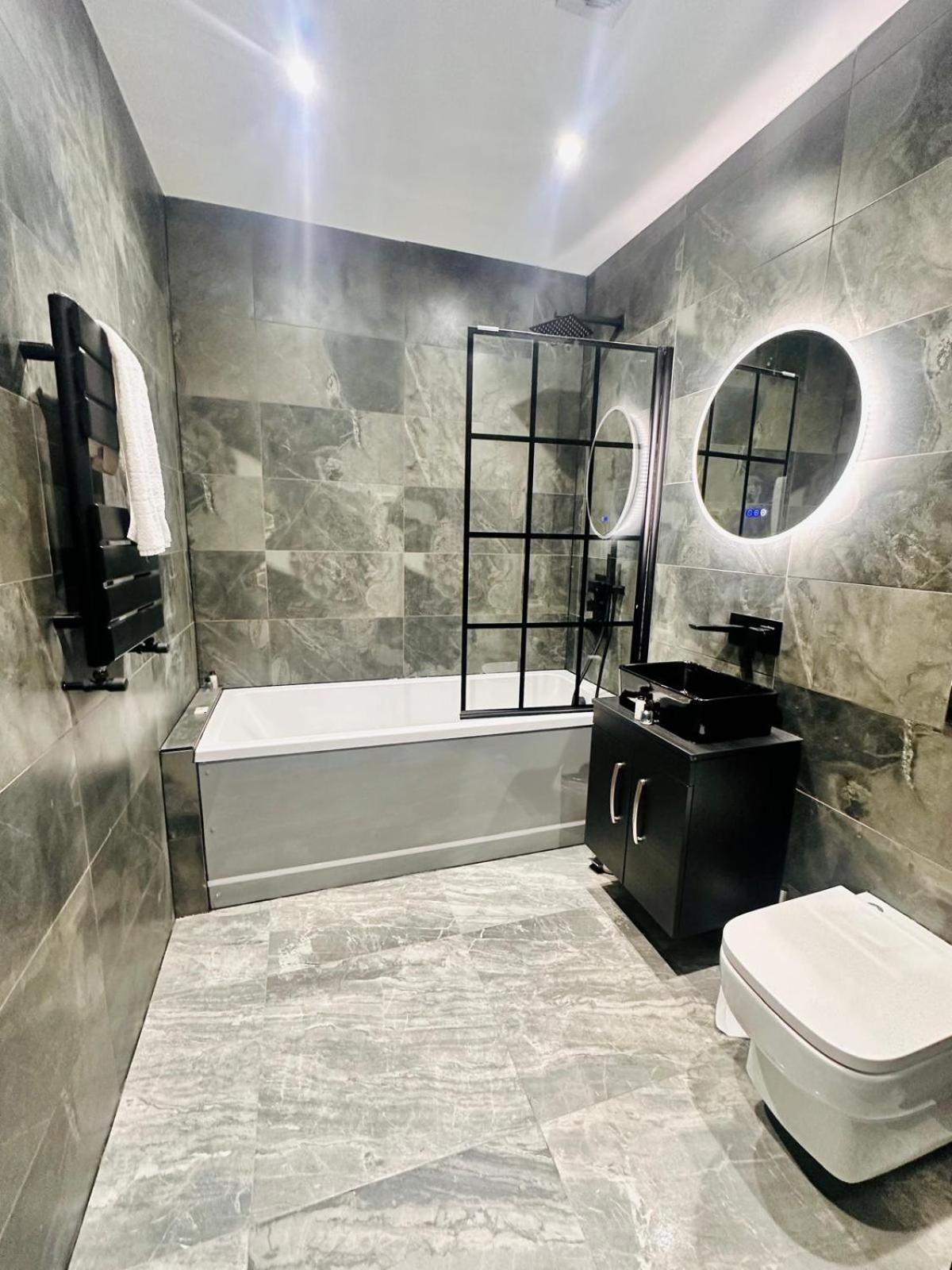 Spacious 2 Bedroom Modern Apartments - Central Location - Free Parking - Smart Tv - Washer Dryer - Built For Contractors, Consultants And Work Teams