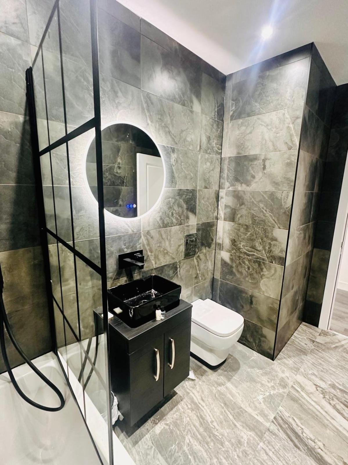 Aparthotel Spacious 2 Bedroom Modern Apartments - Central Location - Free Parking - Smart Tv - Washer Dryer - Built For Contractors, Consultants And Work Teams Peterborough