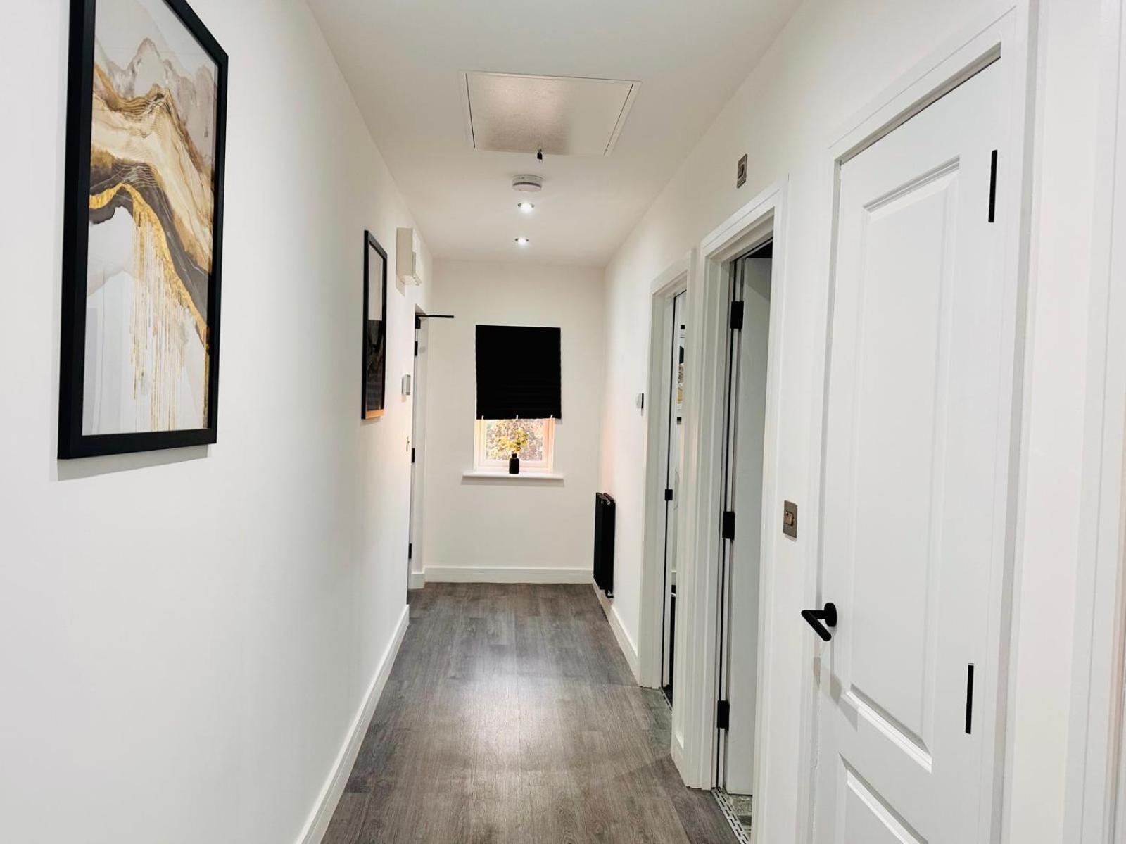 Spacious 2 Bedroom Modern Apartments - Central Location - Free Parking - Smart Tv - Washer Dryer - Built For Contractors, Consultants And Work Teams *
