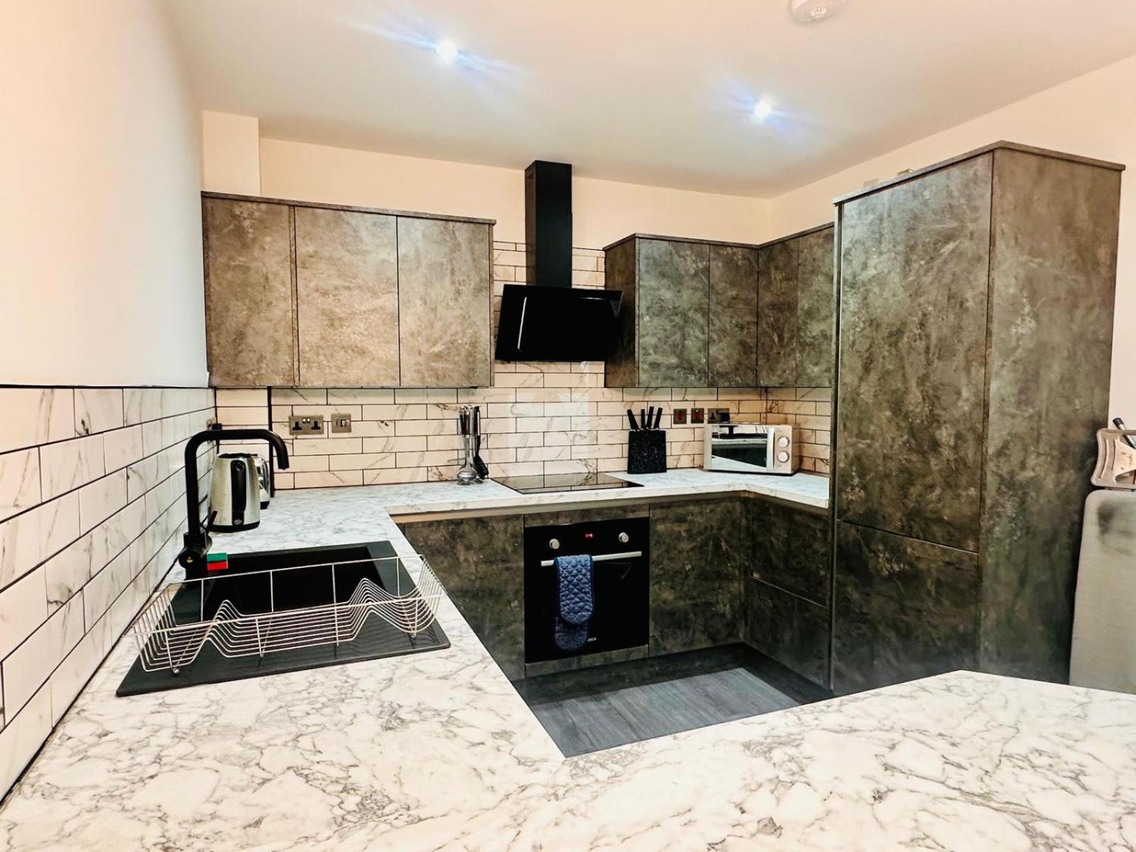 Spacious 2 Bedroom Modern Apartments - Central Location - Free Parking - Smart Tv - Washer Dryer - Built For Contractors, Consultants And Work Teams * Peterborough