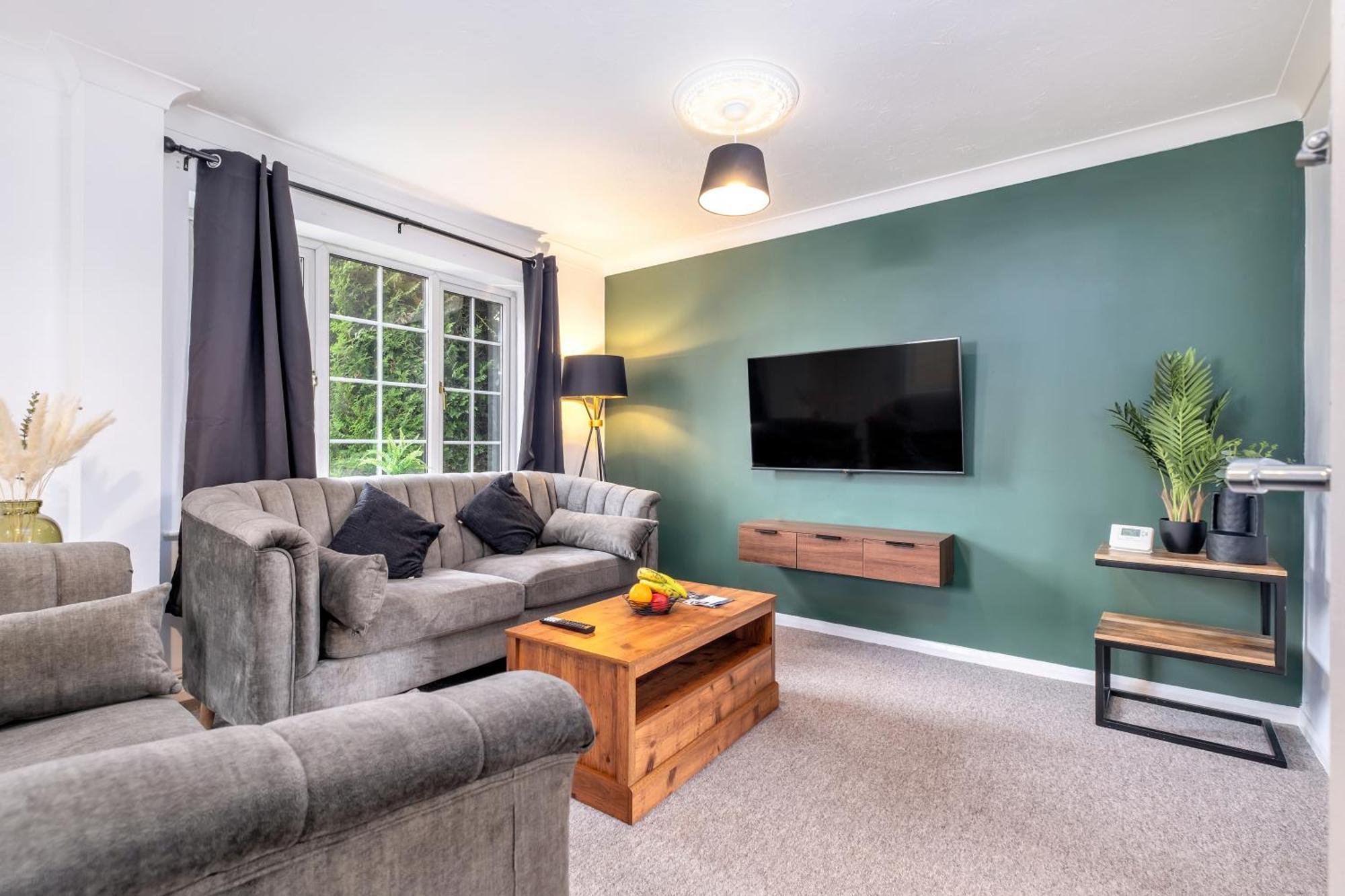 Comfortable & Convenient 3 Bedroom House - Perfect For Contractors And Leisure Guests - Sleeps Up To 5 *