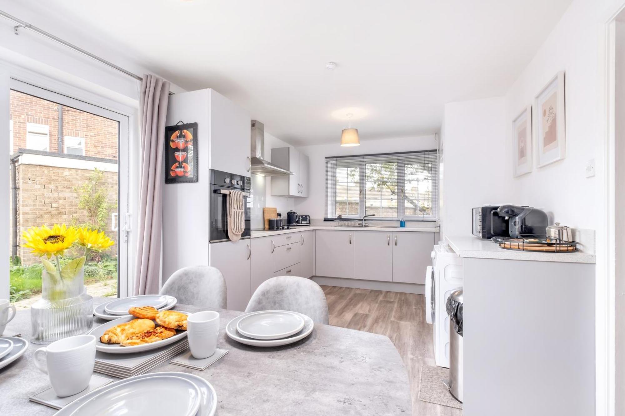 Holiday home Comfortable & Convenient 3 Bedroom House - Perfect For Contractors And Leisure Guests - Sleeps Up To 5