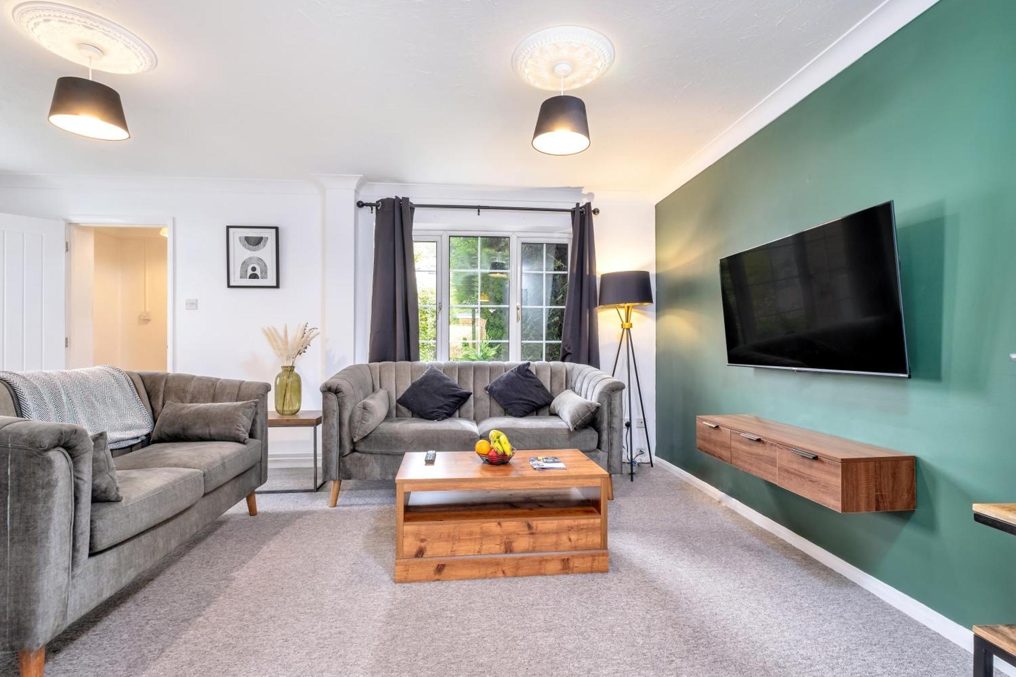 Comfortable & Convenient 3 Bedroom House - Perfect For Contractors And Leisure Guests - Sleeps Up To 5 Holiday home *