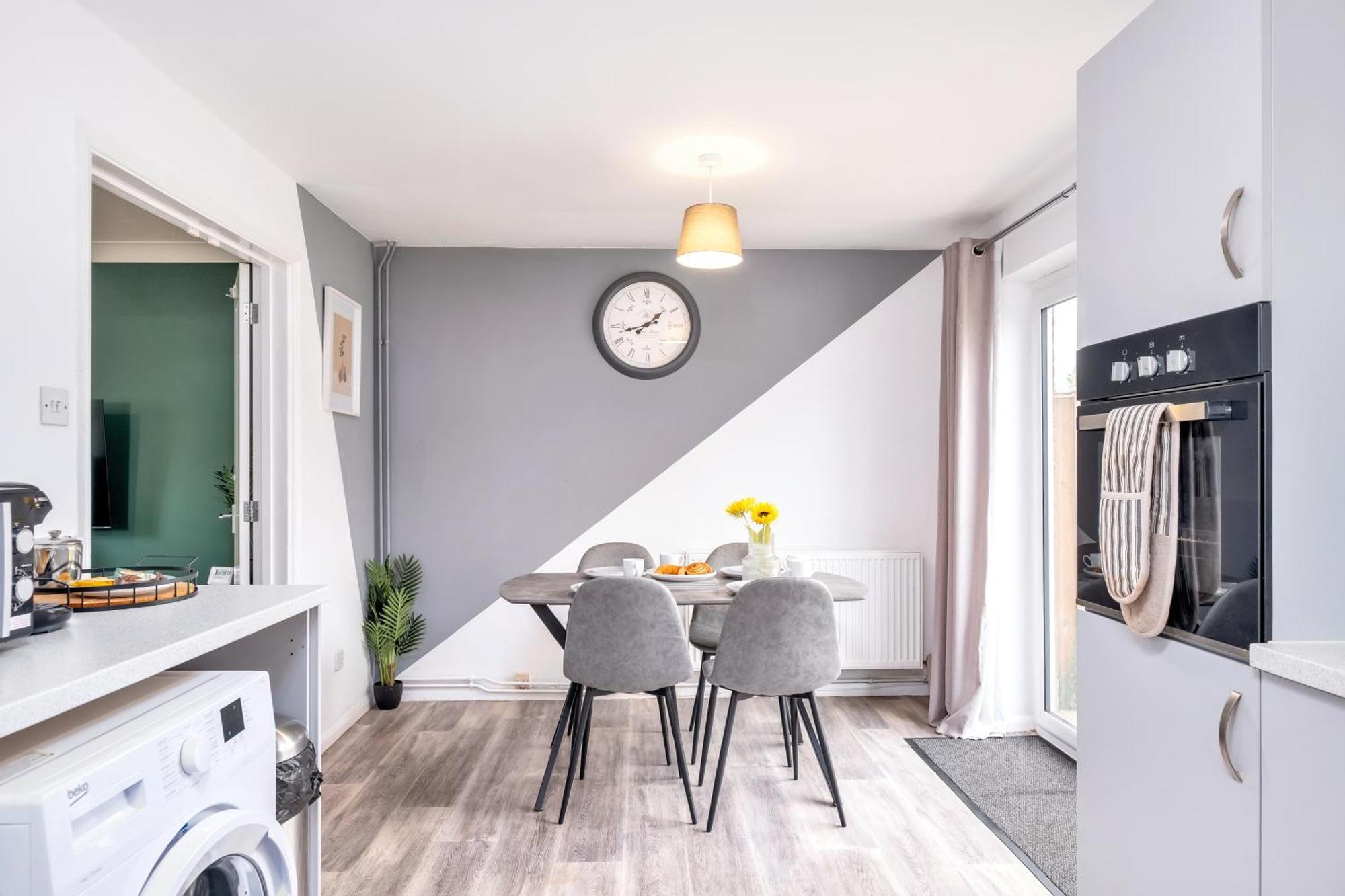 Comfortable & Convenient 3 Bedroom House - Perfect For Contractors And Leisure Guests - Sleeps Up To 5 Peterborough