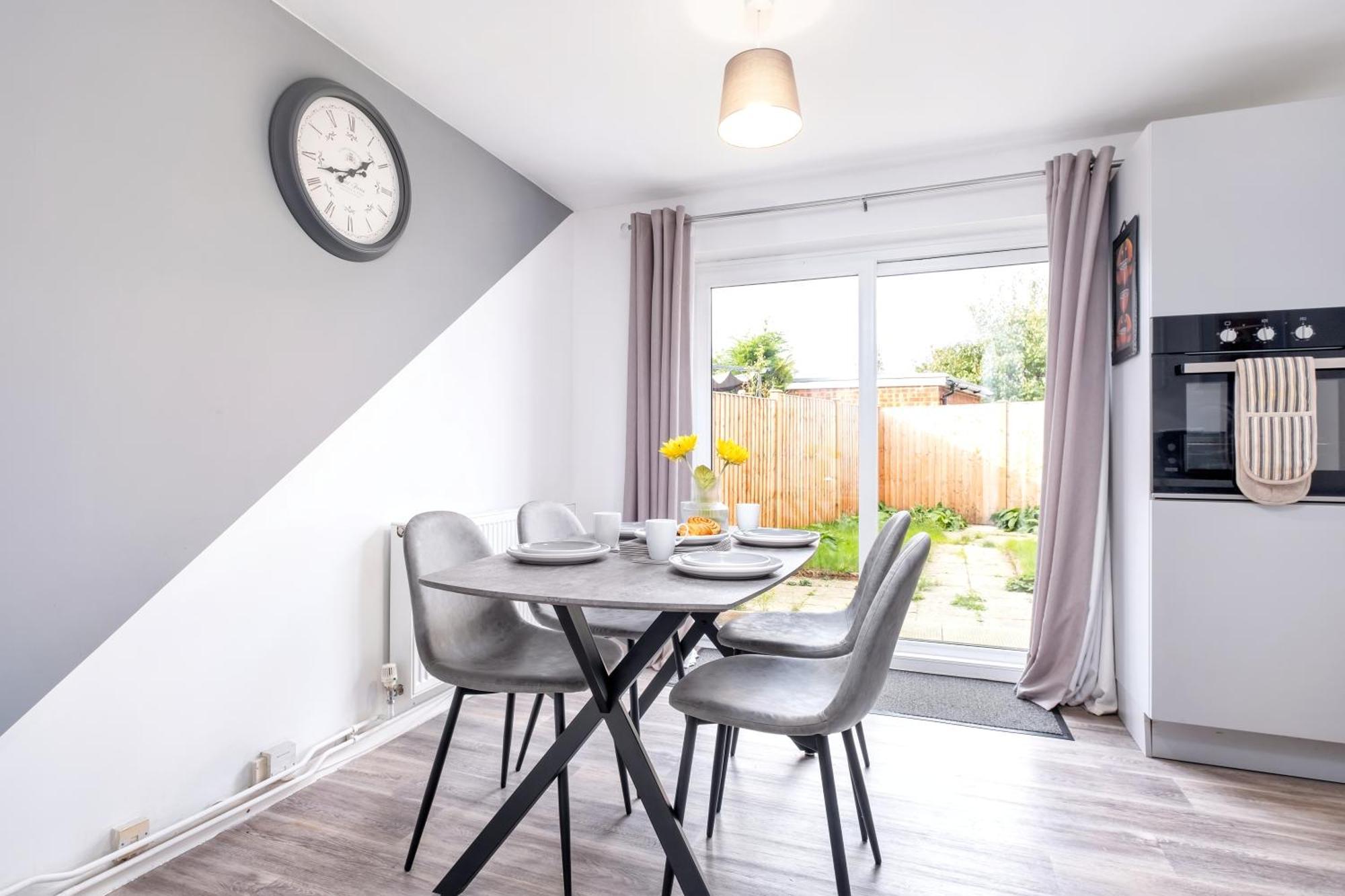 Comfortable & Convenient 3 Bedroom House - Perfect For Contractors And Leisure Guests - Sleeps Up To 5