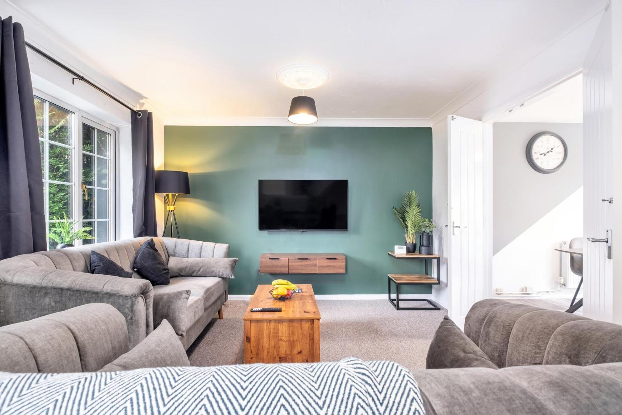 Comfortable & Convenient 3 Bedroom House - Perfect For Contractors And Leisure Guests - Sleeps Up To 5 Holiday home Peterborough