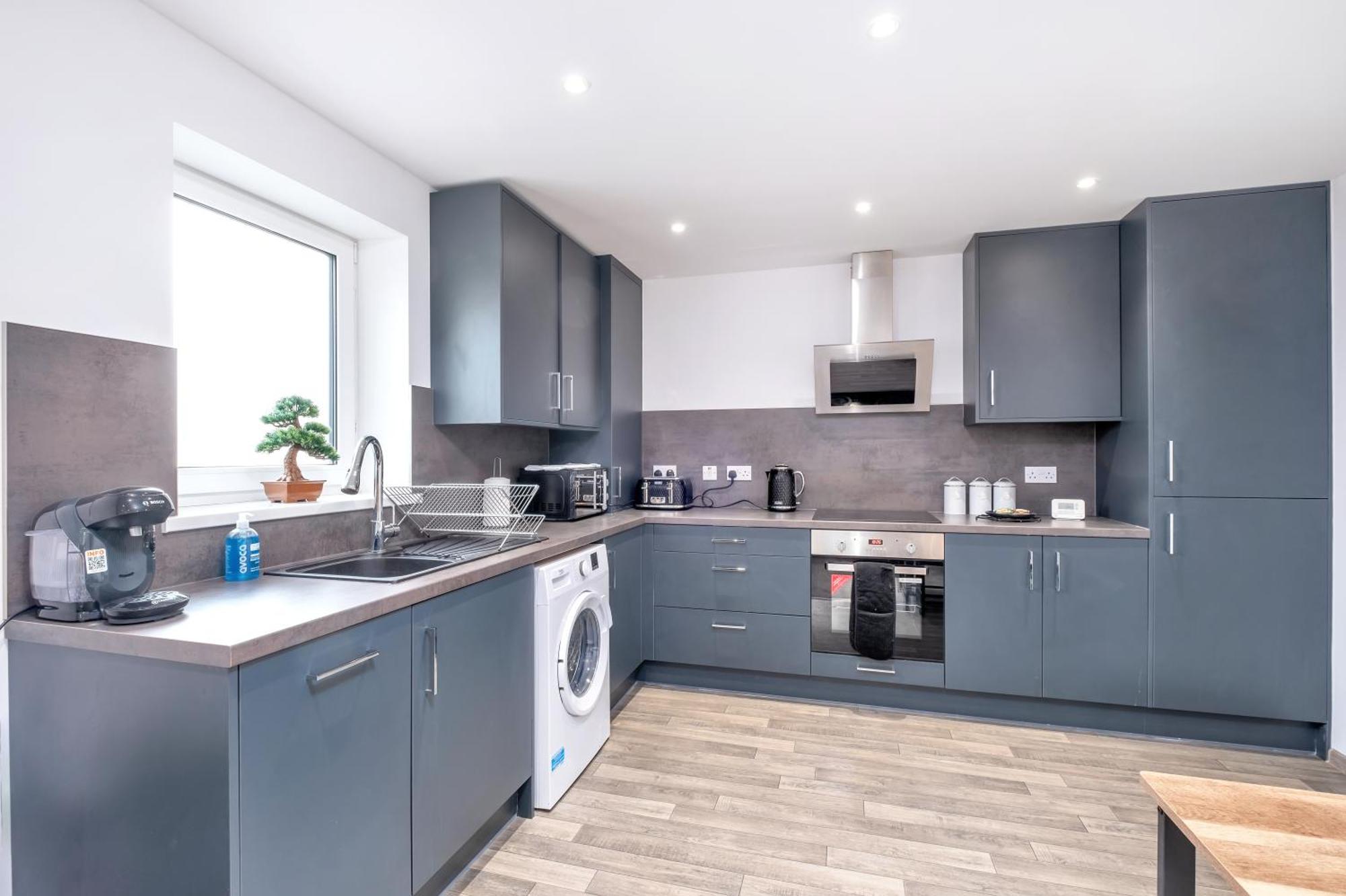 Perfect For Contractors And Leisure - Close To Centre - Sleeps Up To 5 *