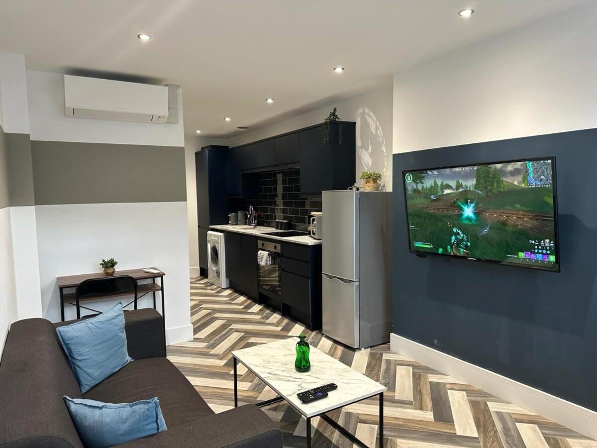 City Centre Apartments - 1 Bed Apartments - 5 Min Walk From Train Station - Designed For Professionals - Free Wifi - Full Kitchen - Sofa Bed - Ideal For Long Work Stays *