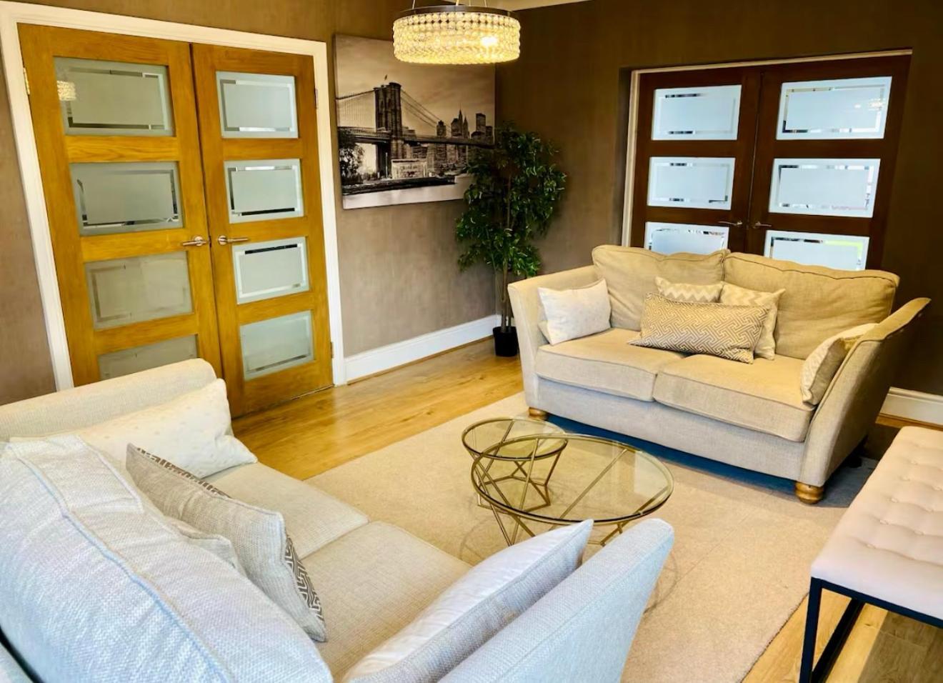 Large 5 Bedroom House - * Peterborough