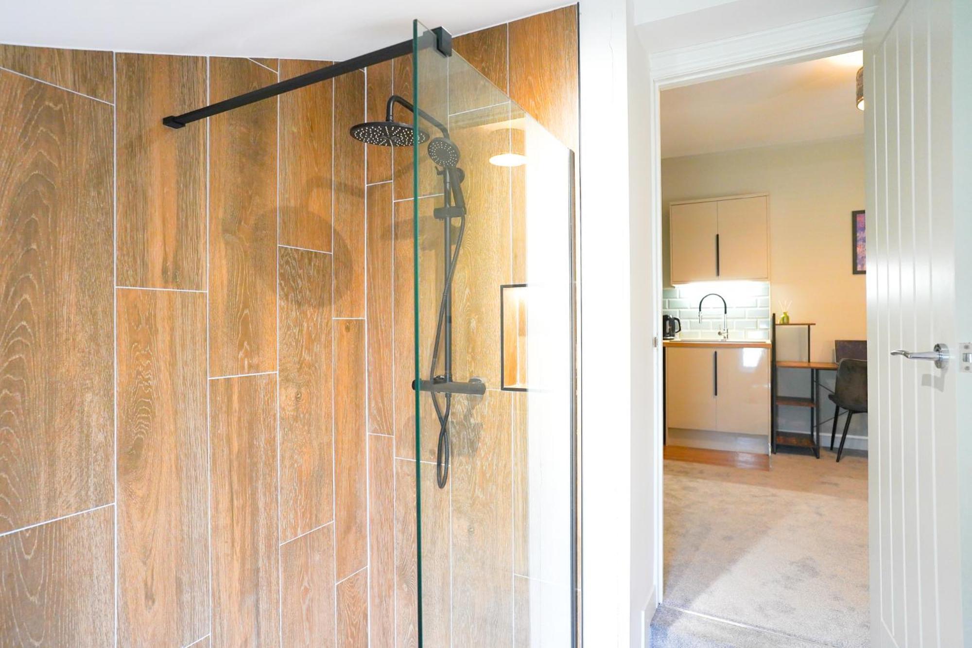The Centre - - Contractor Friendly - Free Wifi - Smart Tv - Desk Space - Well Designed - Ideal For Long Work Apartment