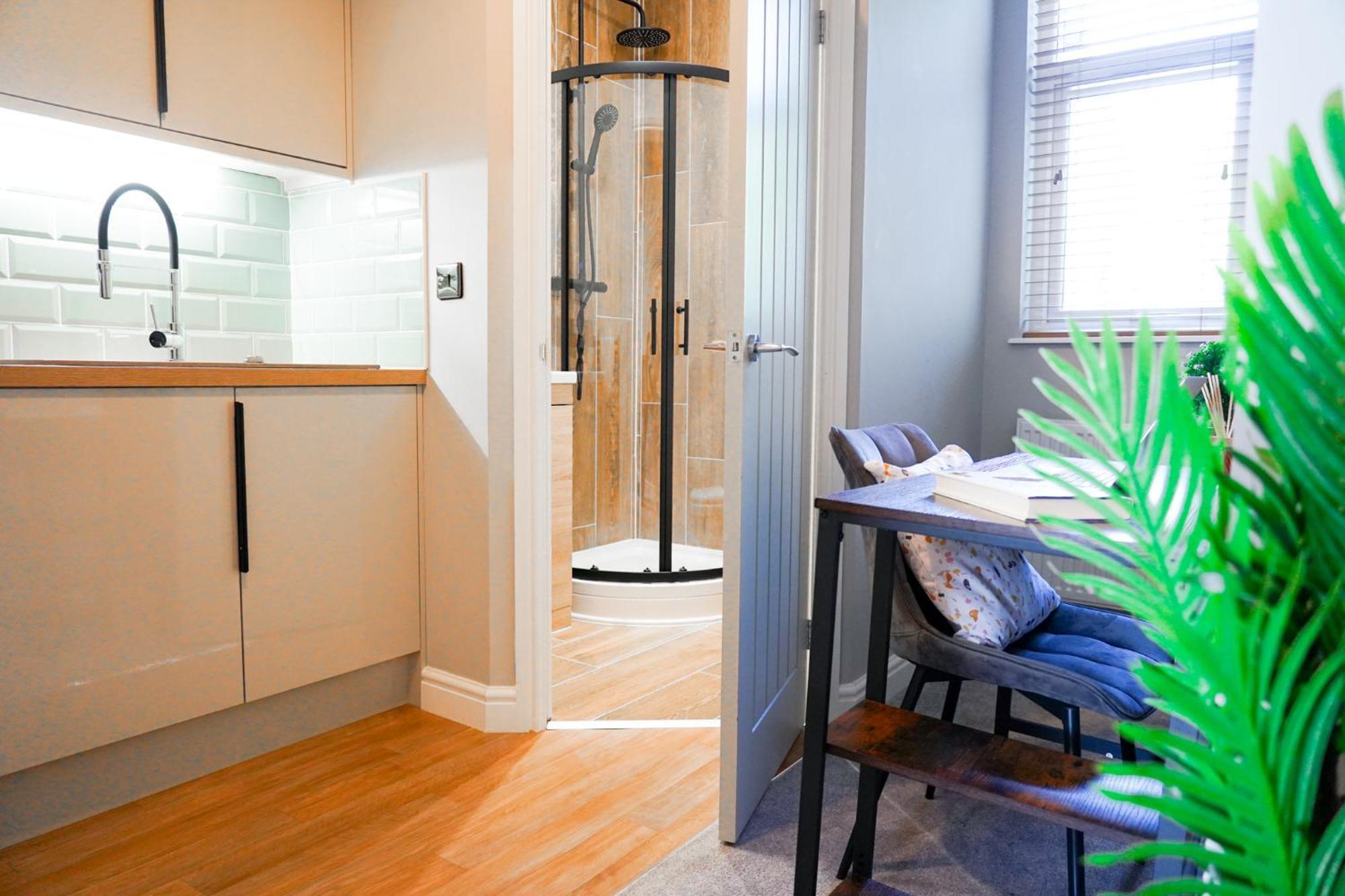 Apartment The Centre - - Contractor Friendly - Free Wifi - Smart Tv - Desk Space - Well Designed - Ideal For Long Work *