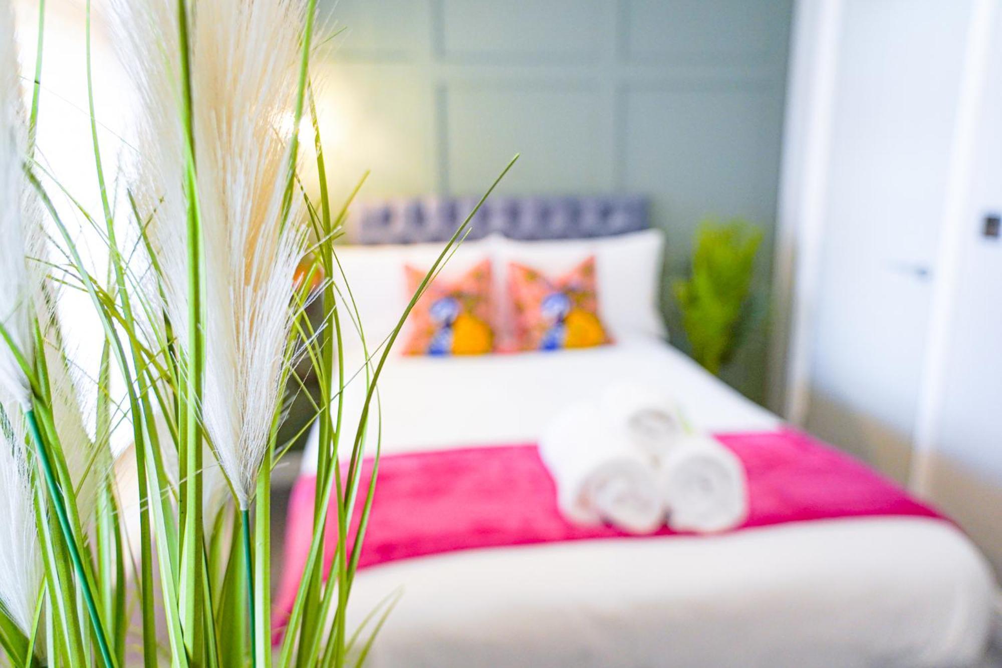The Centre - - Contractor Friendly - Free Wifi - Smart Tv - Desk Space - Well Designed - Ideal For Long Work * Peterborough