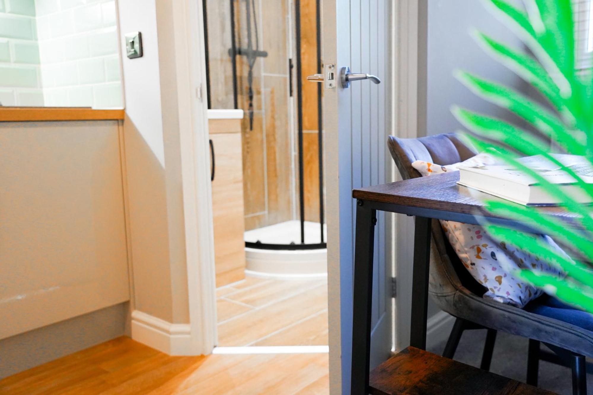 The Centre - - Contractor Friendly - Free Wifi - Smart Tv - Desk Space - Well Designed - Ideal For Long Work