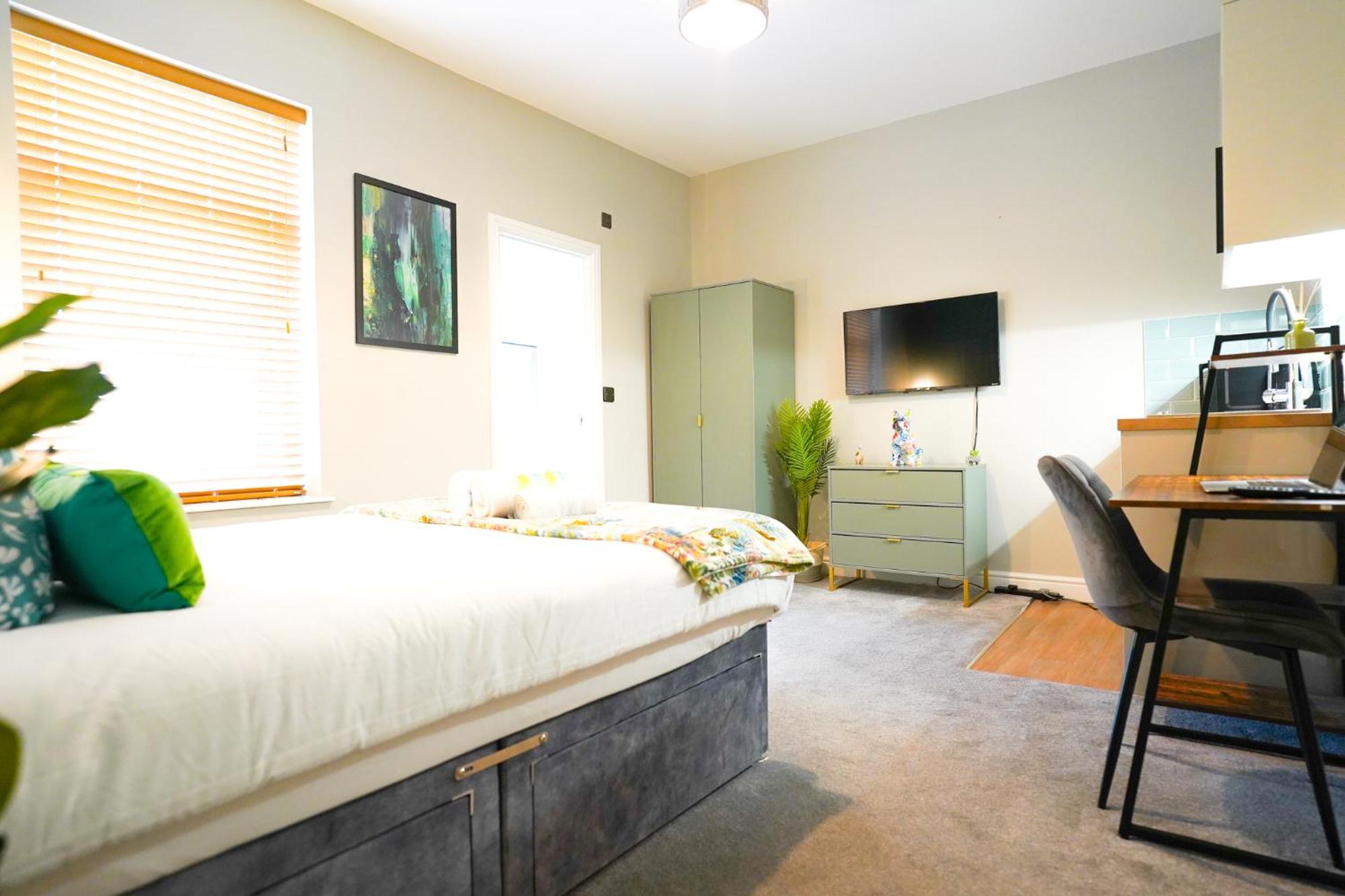 The Centre - - Contractor Friendly - Free Wifi - Smart Tv - Desk Space - Well Designed - Ideal For Long Work * Peterborough