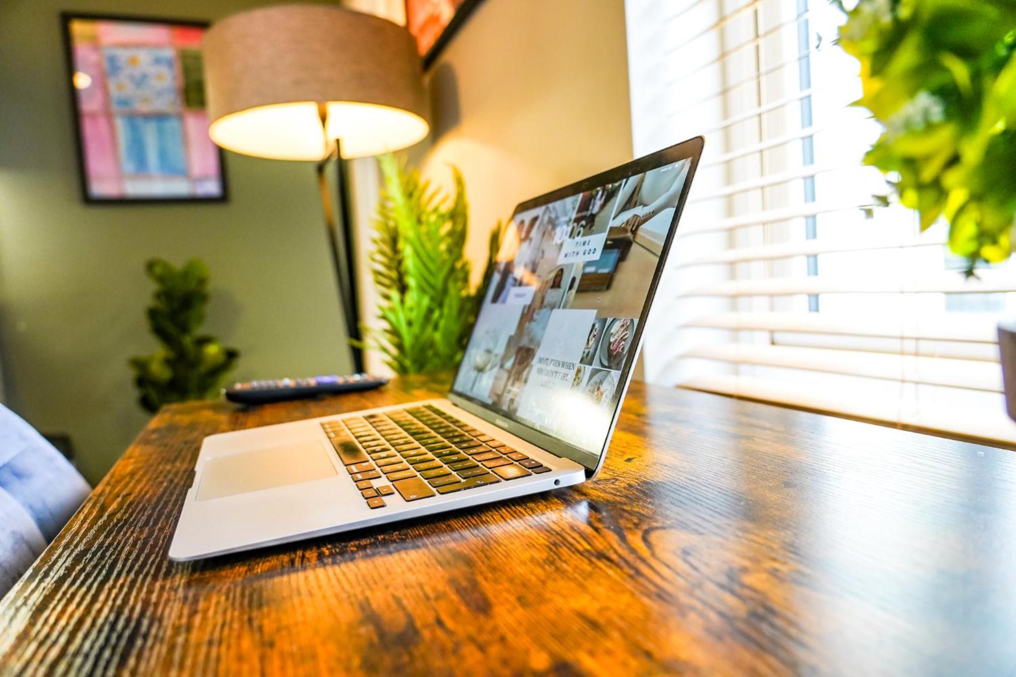 The Centre - - Contractor Friendly - Free Wifi - Smart Tv - Desk Space - Well Designed - Ideal For Long Work * Peterborough