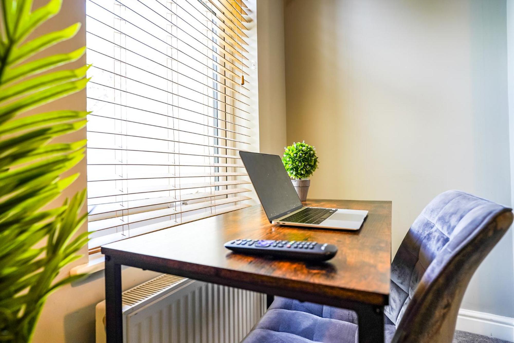 Apartment The Centre - - Contractor Friendly - Free Wifi - Smart Tv - Desk Space - Well Designed - Ideal For Long Work *