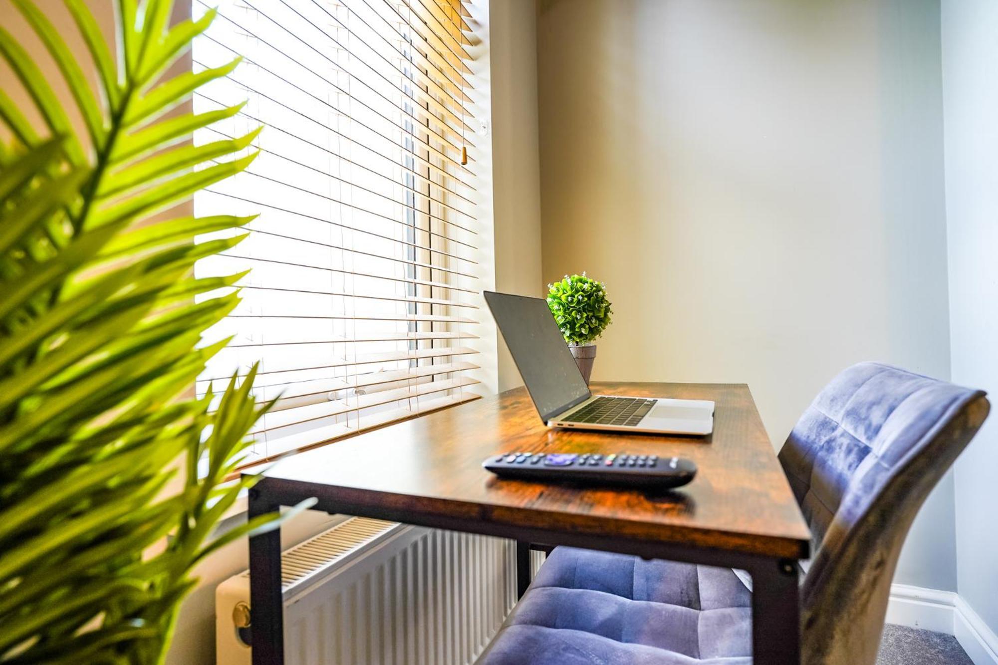 The Centre - - Contractor Friendly - Free Wifi - Smart Tv - Desk Space - Well Designed - Ideal For Long Work * Peterborough