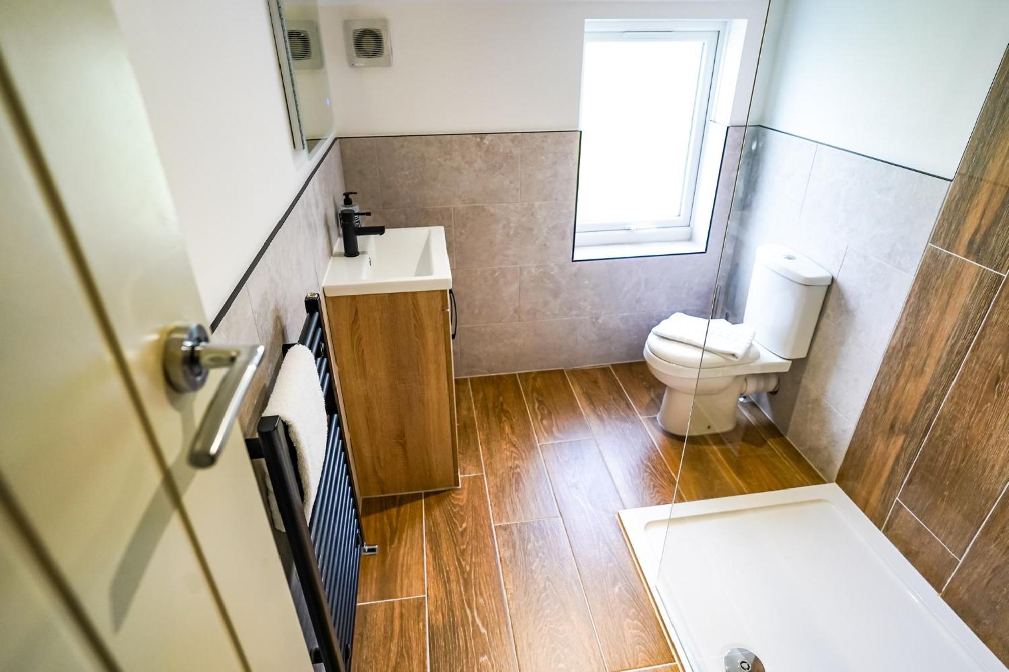 Apartment The Centre - - Contractor Friendly - Free Wifi - Smart Tv - Desk Space - Well Designed - Ideal For Long Work *
