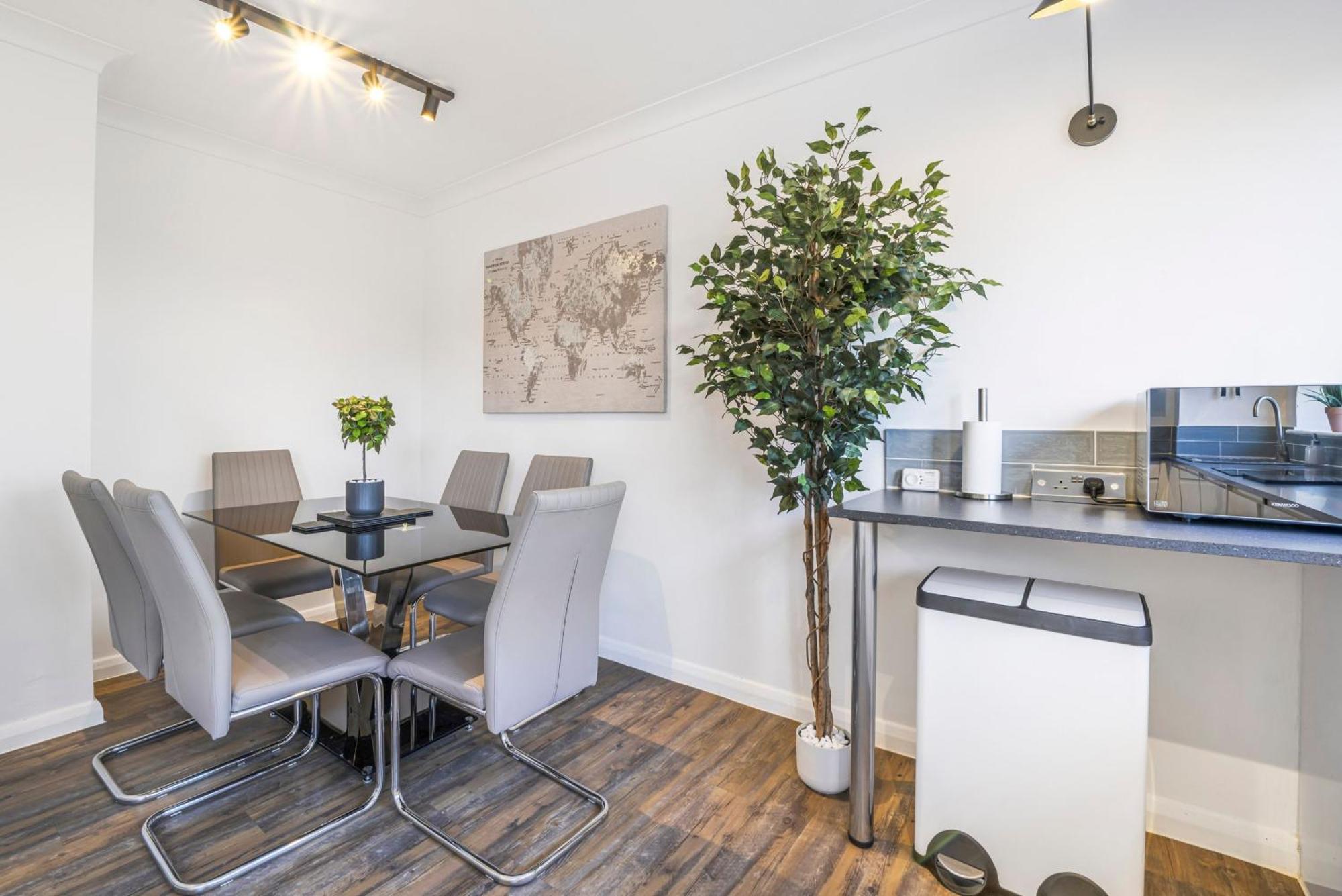 4 Bedroom Elegant House Near Center With Free Parking - Angus By Contractor Lettings Peterborough