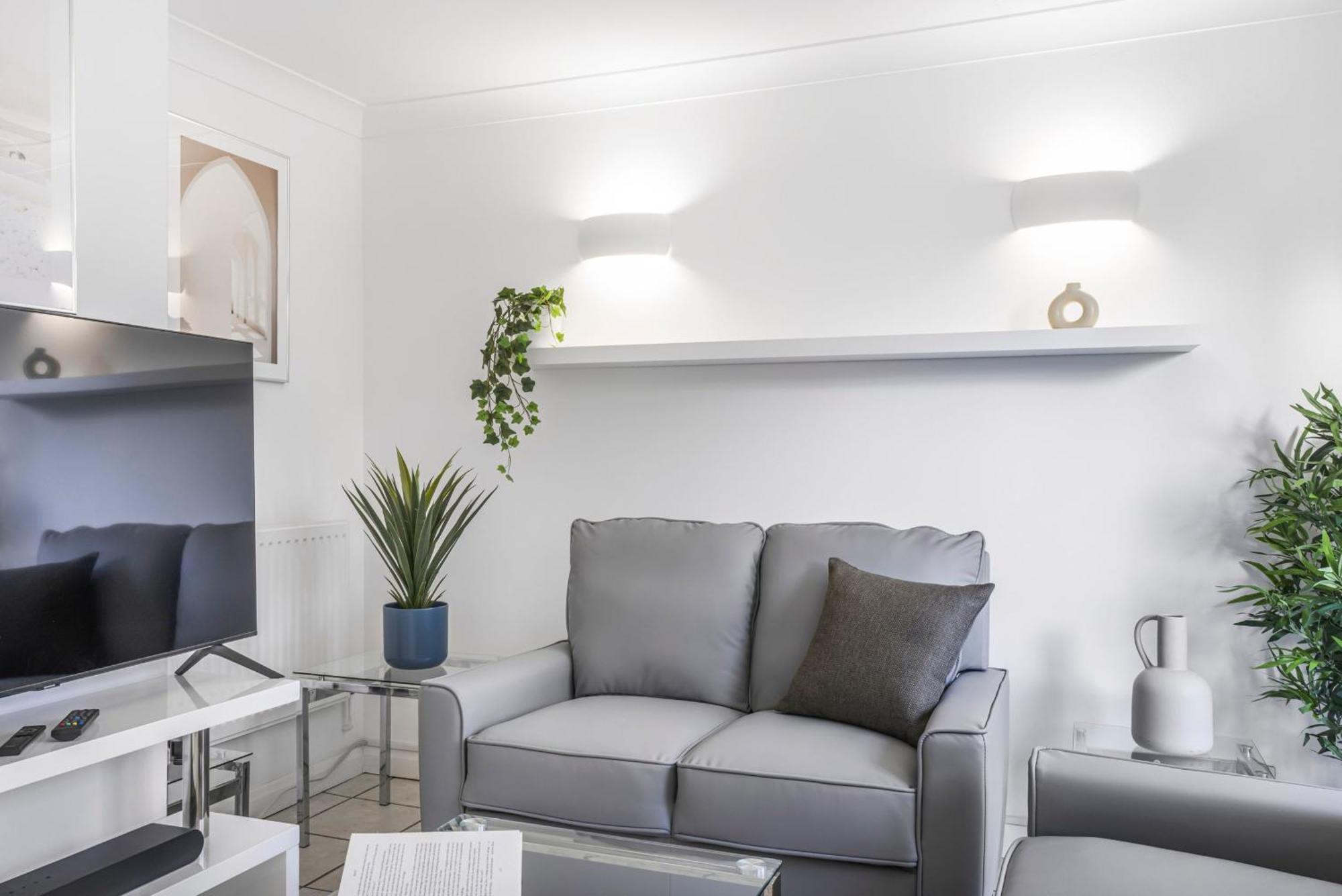 4 Bedroom Elegant House Near Center With Free Parking - Angus By Contractor Lettings * Peterborough