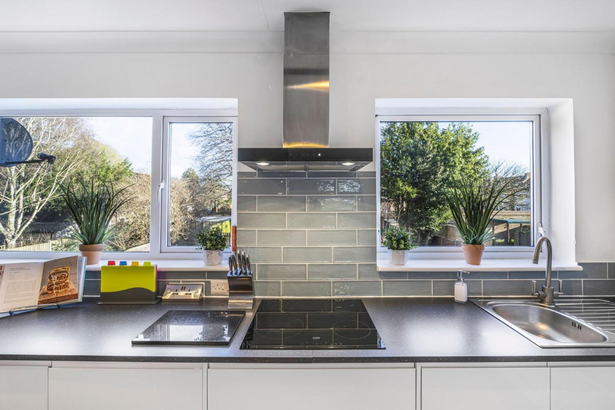 Holiday home 4 Bedroom Elegant House Near Center With Free Parking - Angus By Contractor Lettings *