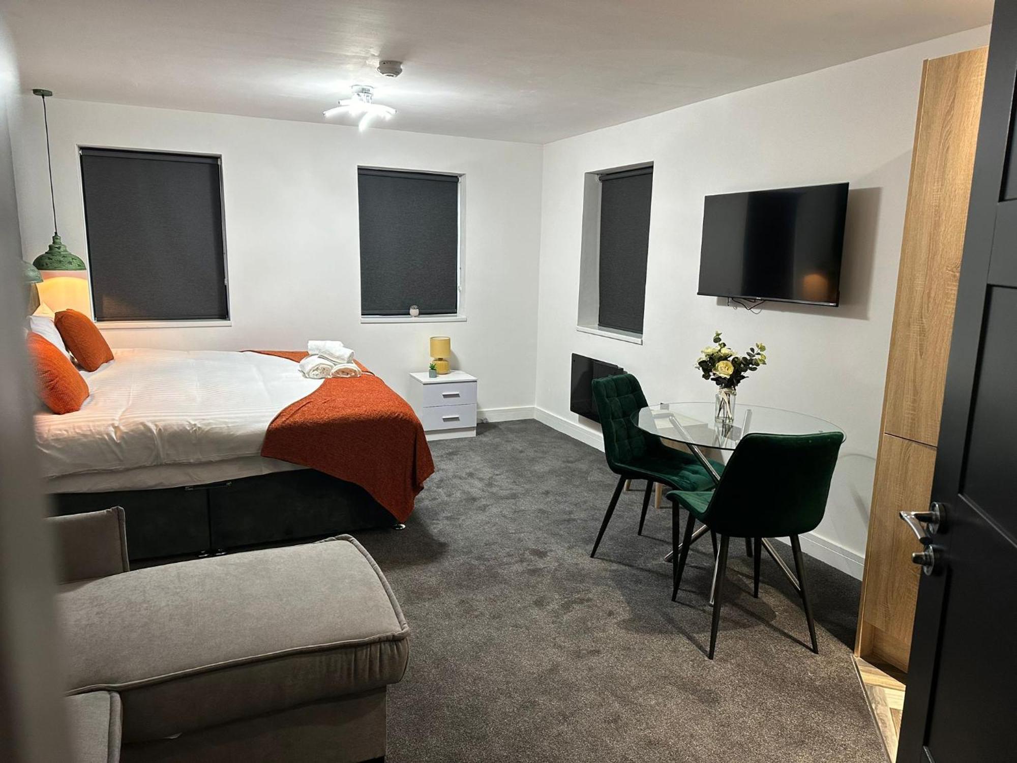 Aparthotel Studio & 1 Bedroom Apartments - Pe1 - Contractor Friendly - Free Parking - Sofa Beds - Sky Tv - Full Kitchen - Washer Dryer - Wifi *