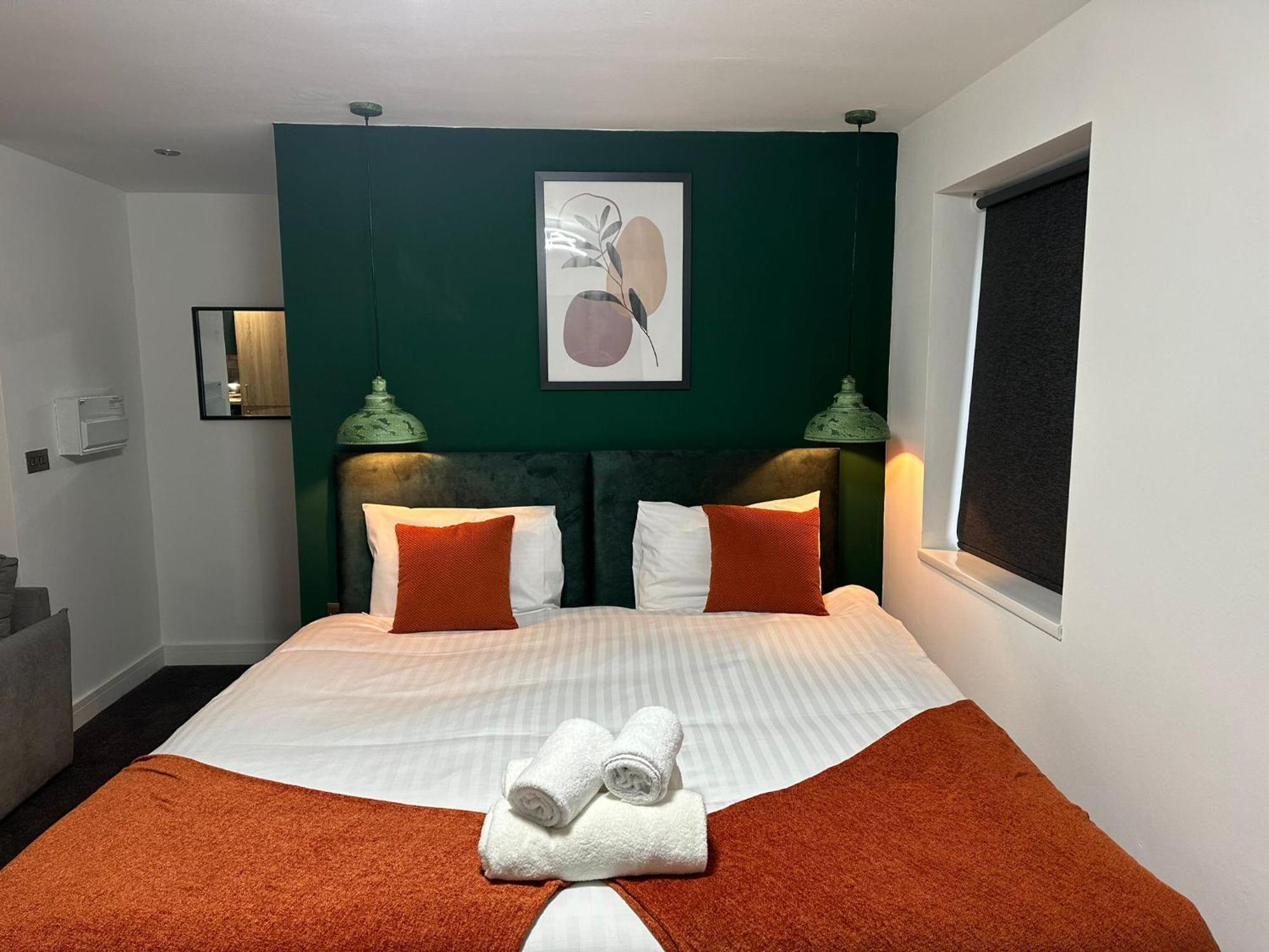 Studio & 1 Bedroom Apartments - Pe1 - Contractor Friendly - Free Parking - Sofa Beds - Sky Tv - Full Kitchen - Washer Dryer - Wifi *
