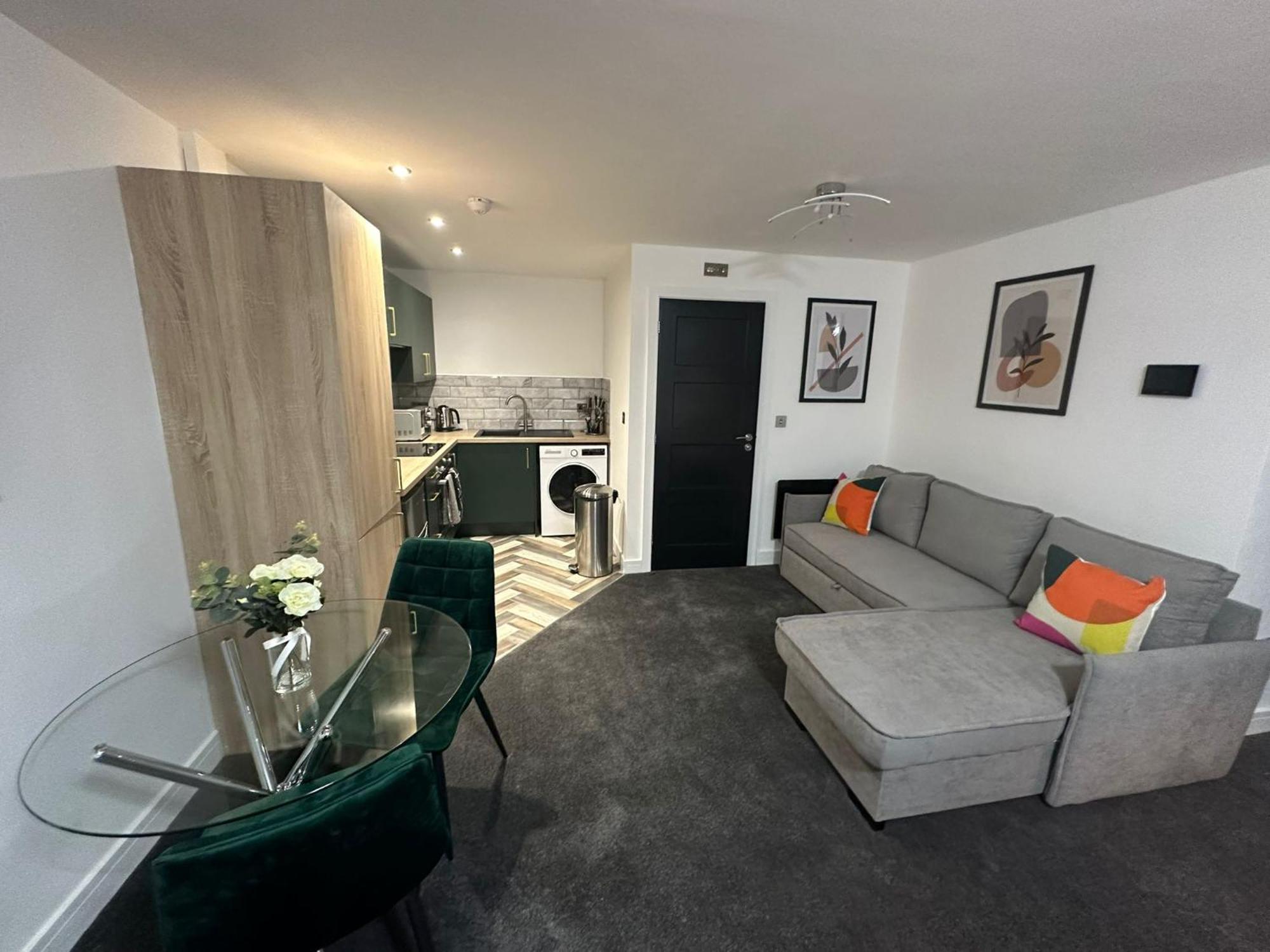 Studio & 1 Bedroom Apartments - Pe1 - Contractor Friendly - Free Parking - Sofa Beds - Sky Tv - Full Kitchen - Washer Dryer - Wifi * Peterborough