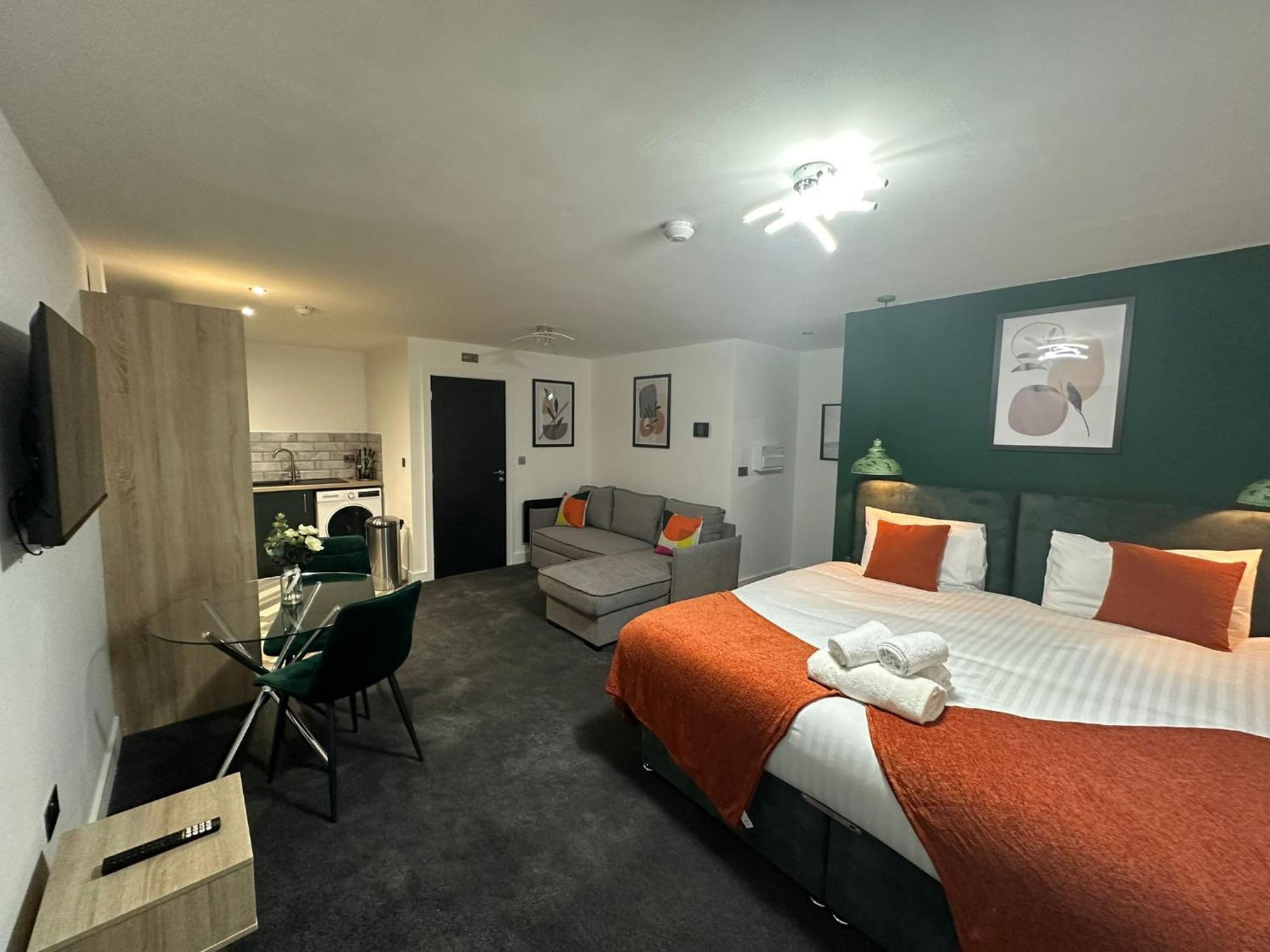 Aparthotel Studio & 1 Bedroom Apartments - Pe1 - Contractor Friendly - Free Parking - Sofa Beds - Sky Tv - Full Kitchen - Washer Dryer - Wifi Peterborough