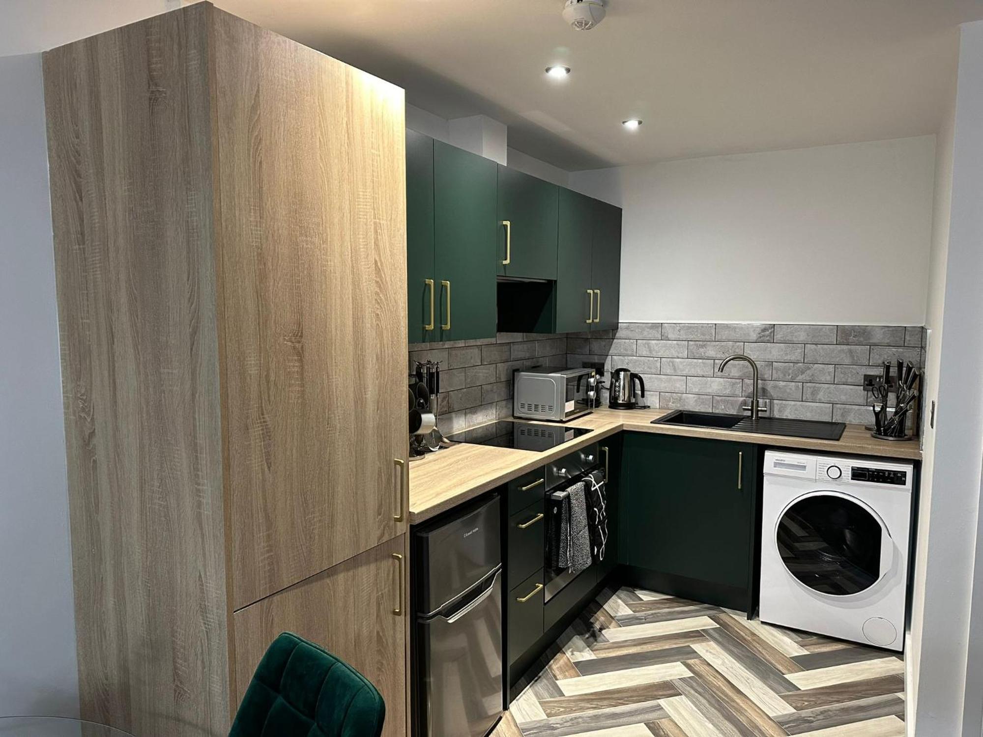 Aparthotel Studio & 1 Bedroom Apartments - Pe1 - Contractor Friendly - Free Parking - Sofa Beds - Sky Tv - Full Kitchen - Washer Dryer - Wifi