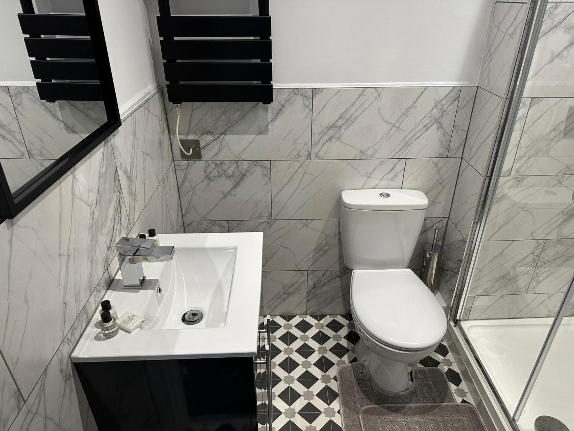 Aparthotel Studio & 1 Bedroom Apartments - Pe1 - Contractor Friendly - Free Parking - Sofa Beds - Sky Tv - Full Kitchen - Washer Dryer - Wifi Peterborough