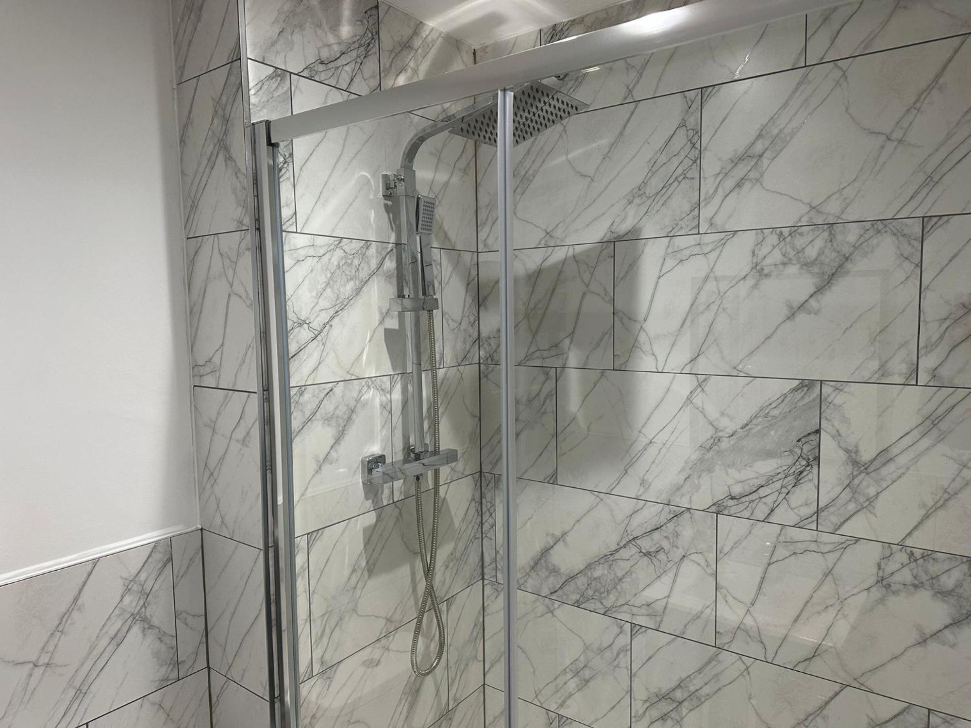 Studio & 1 Bedroom Apartments - Pe1 - Contractor Friendly - Free Parking - Sofa Beds - Sky Tv - Full Kitchen - Washer Dryer - Wifi